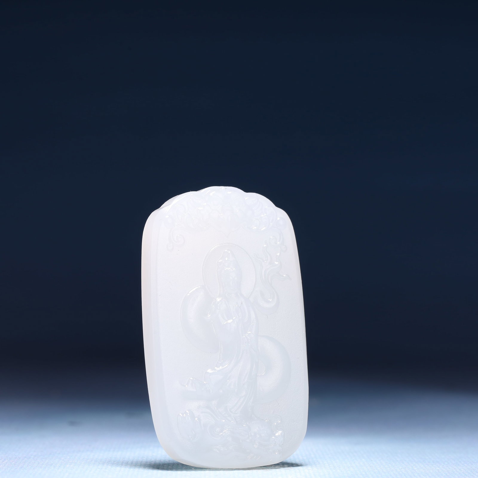 An Exquisite White Jade Statue of Avalokitesvara Pendant - 3