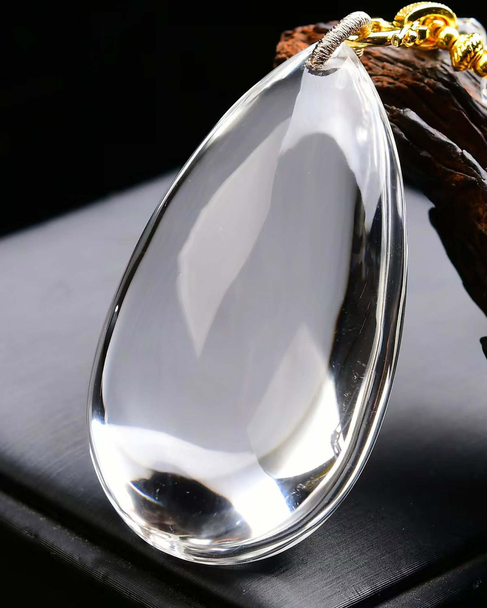 An Exquisite Crystal Pendant - 4