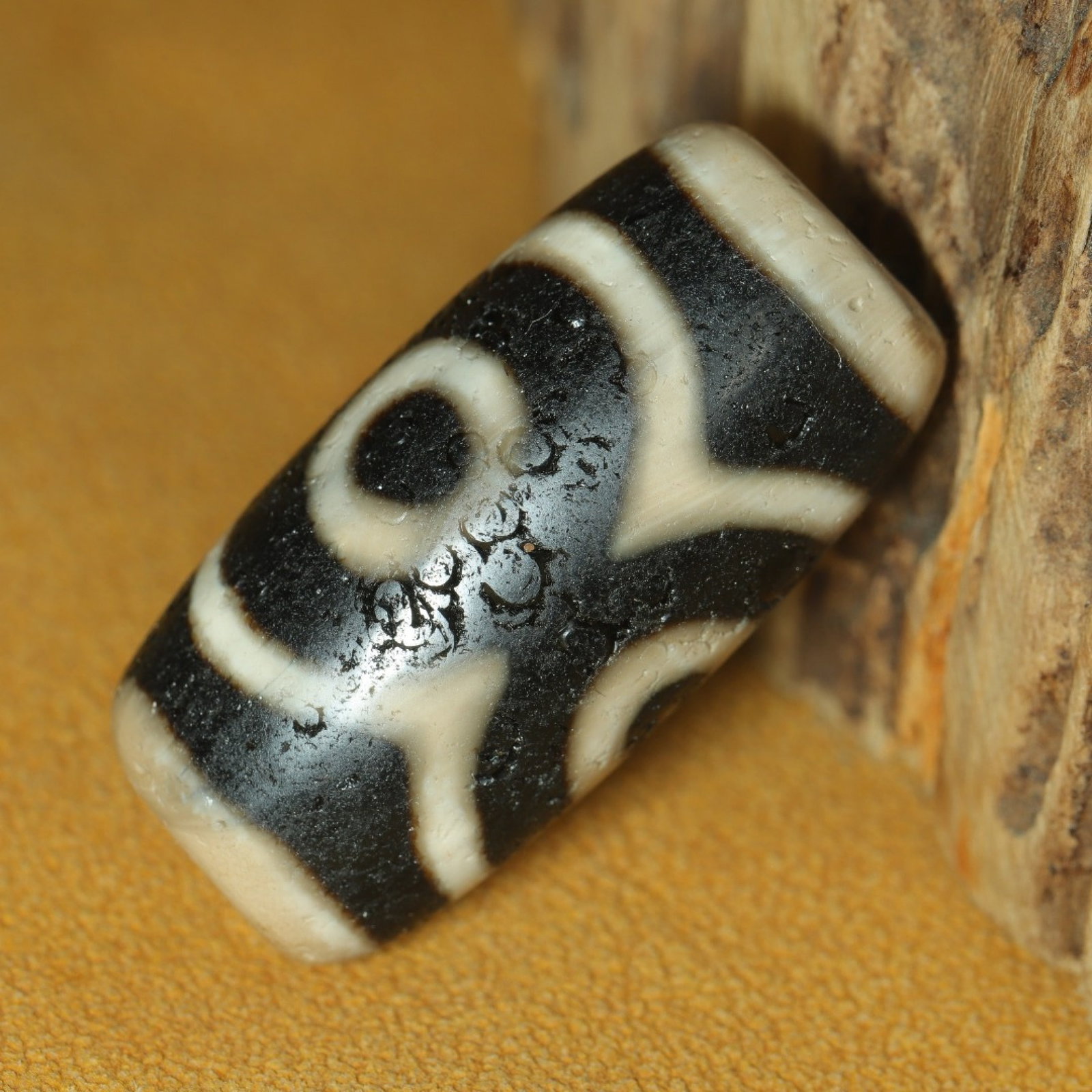 An Exquisite Three Eyes Dzi Bead Pendant: Estimated Value:200-400 An Exquisite Three Eyes Dzi Bead Pendant，Size：28mmx13mmx11mm，Weight：9g 三眼天珠挂件