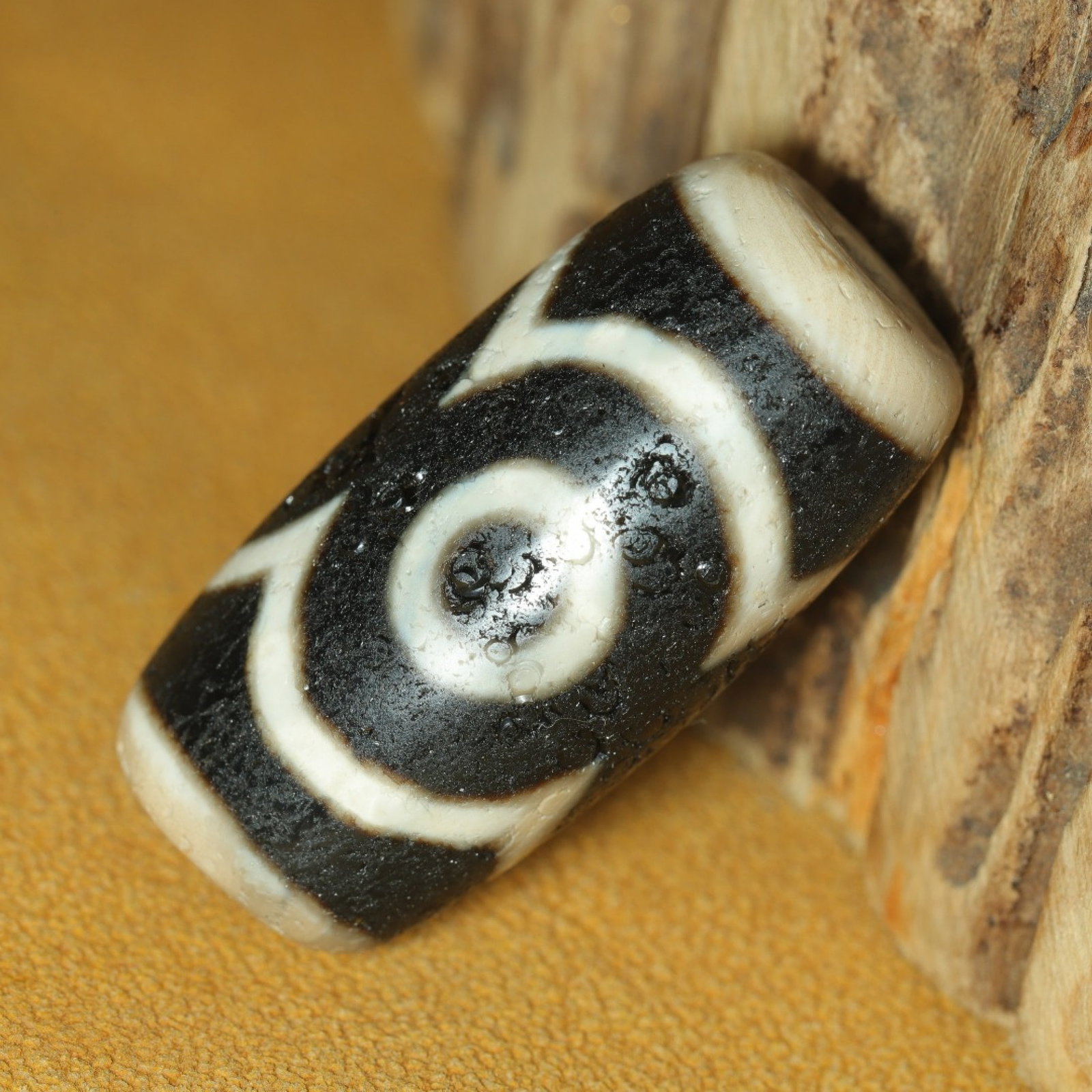 An Exquisite Three Eyes Dzi Bead Pendant - 2
