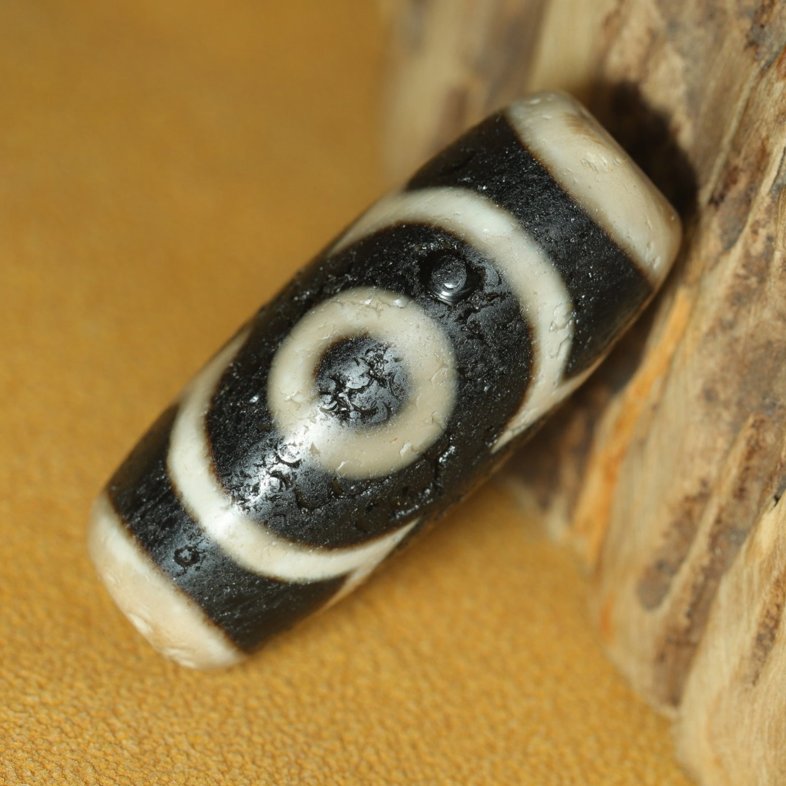 An Exquisite Three Eyes Dzi Bead Pendant - 4