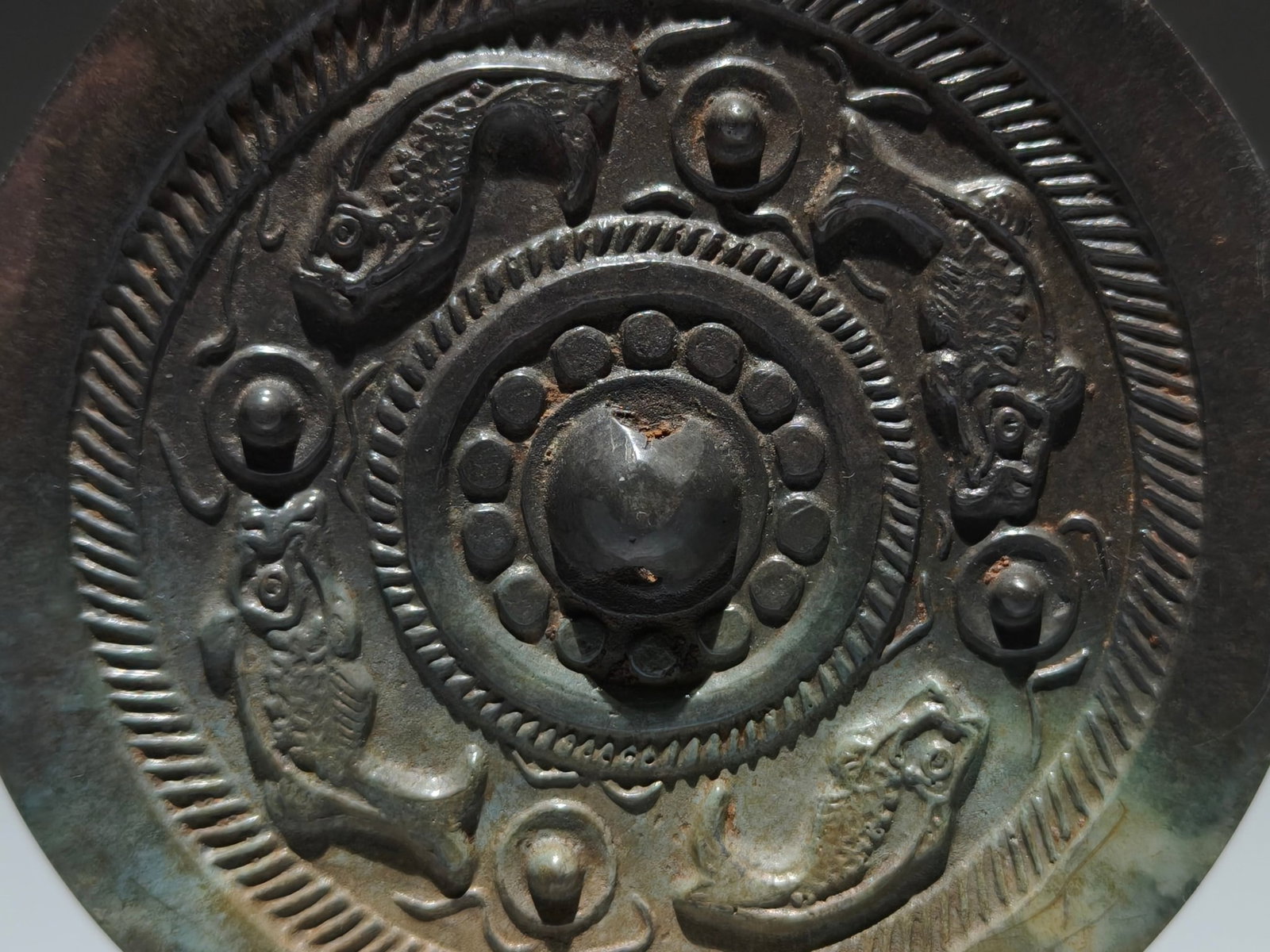 An Archaic Bronze Fish Pattern Mirror - 3