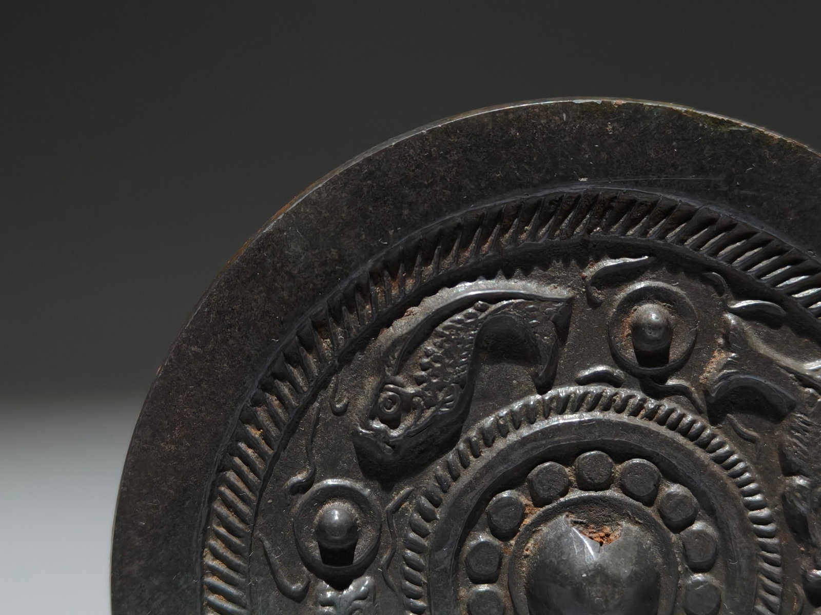 An Archaic Bronze Fish Pattern Mirror - 4