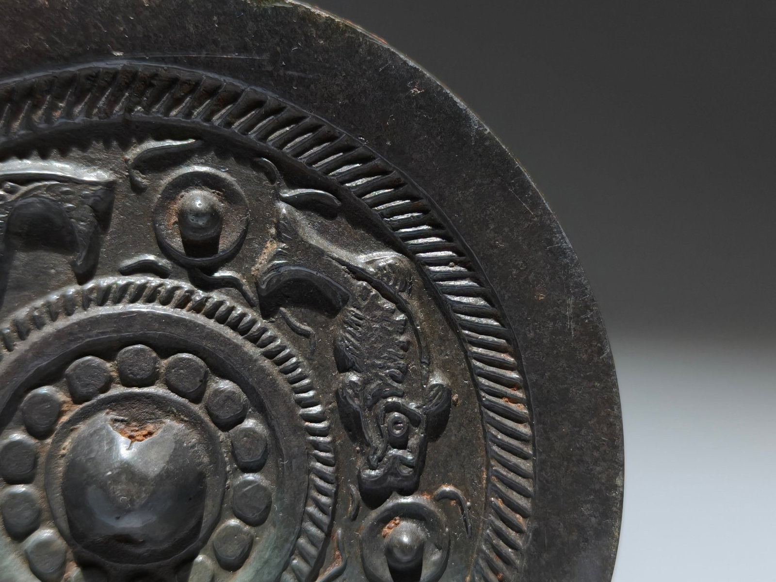 An Archaic Bronze Fish Pattern Mirror - 5