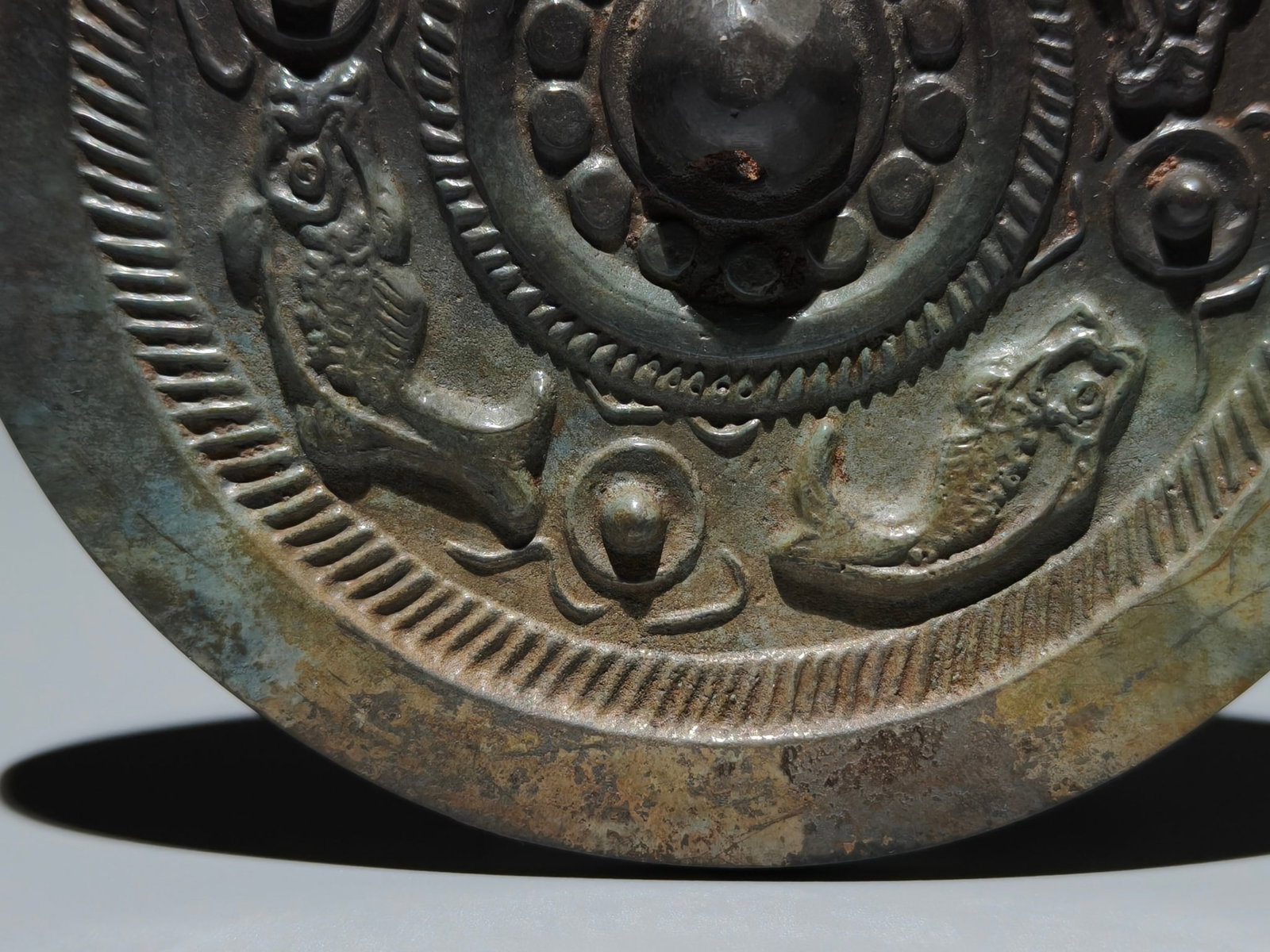 An Archaic Bronze Fish Pattern Mirror - 6