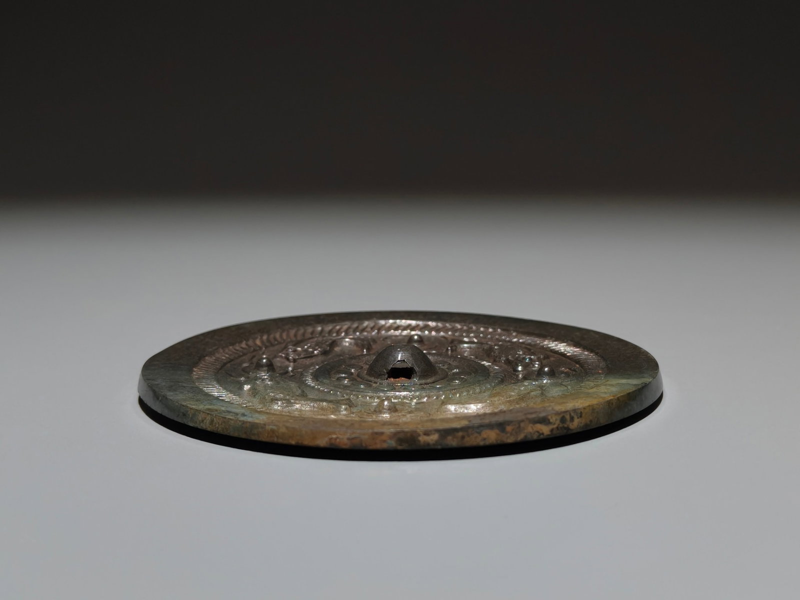 An Archaic Bronze Fish Pattern Mirror - 9