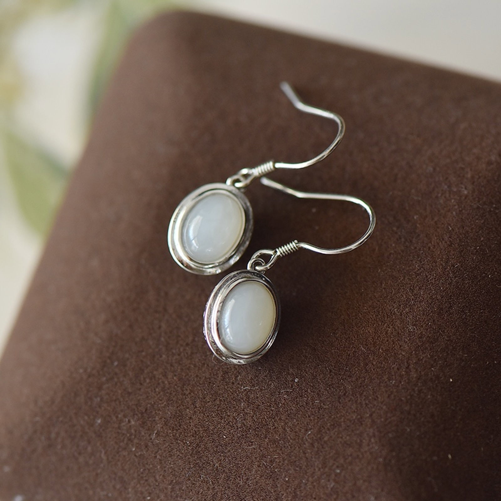 A Pair of Exquisite Sterling Silver Inlaid White Jade Earrings - 3