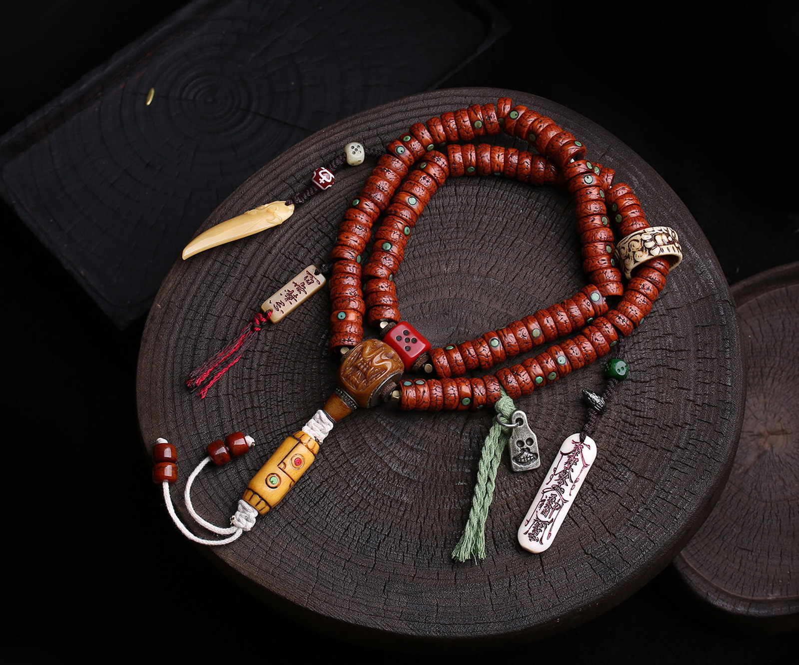 An Exquisite Bodhi Seeds Bracelets: Estimated Value:400-800 An Exquisite Bodhi Seeds Bracelets,Size:13.5x11mm,Weight:167g 菩提手串