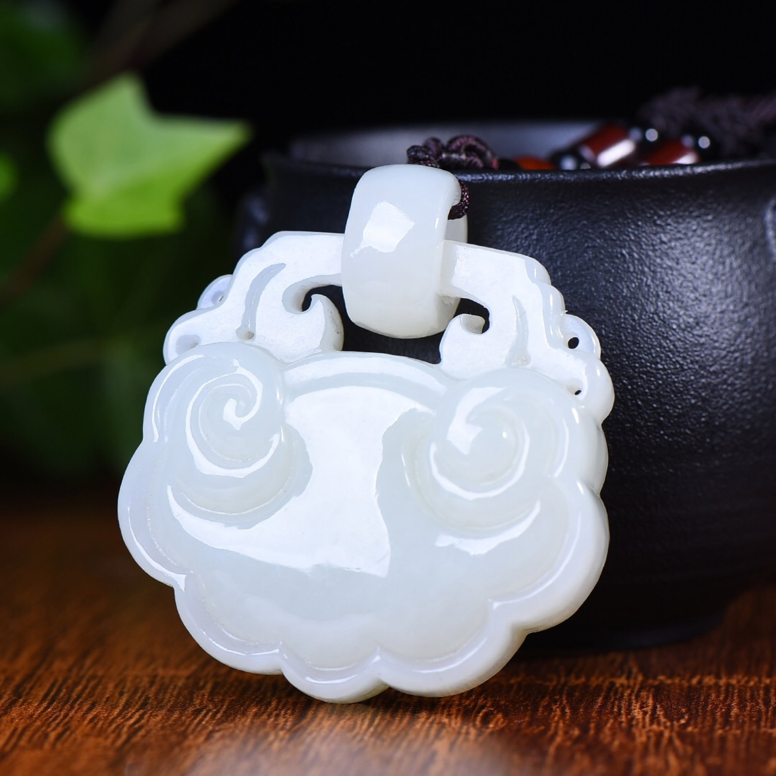 An Exquisite White Jade Lock-Shaped Pendant - 2