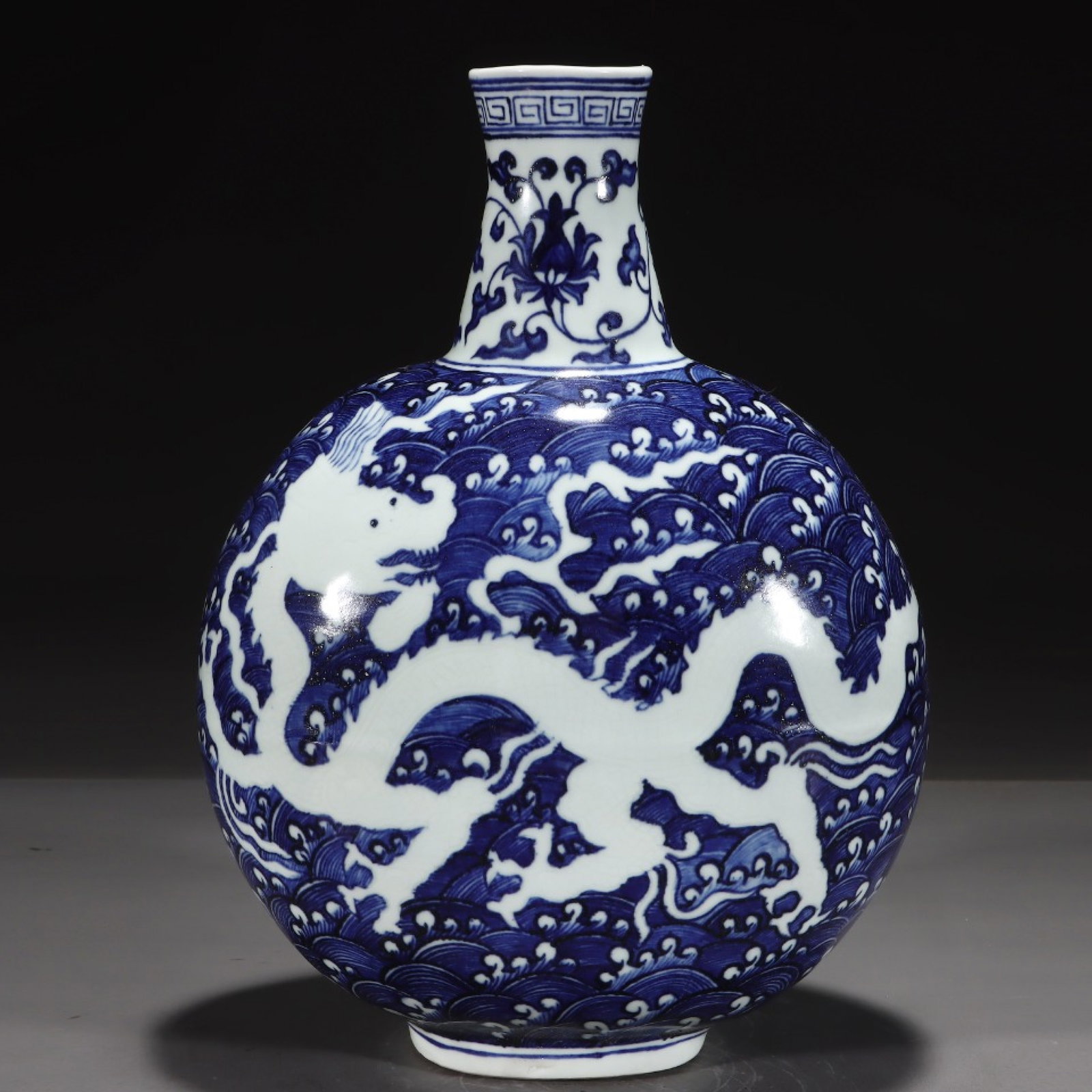 An Exquisite Blue and White Seawater Dragon Pattern Vase - 3