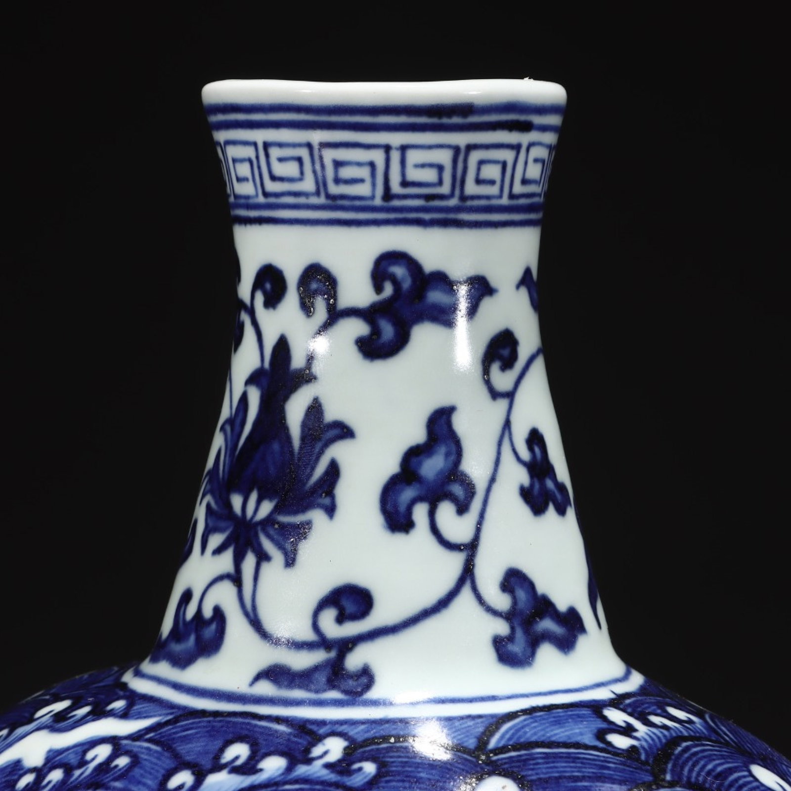 An Exquisite Blue and White Seawater Dragon Pattern Vase - 4