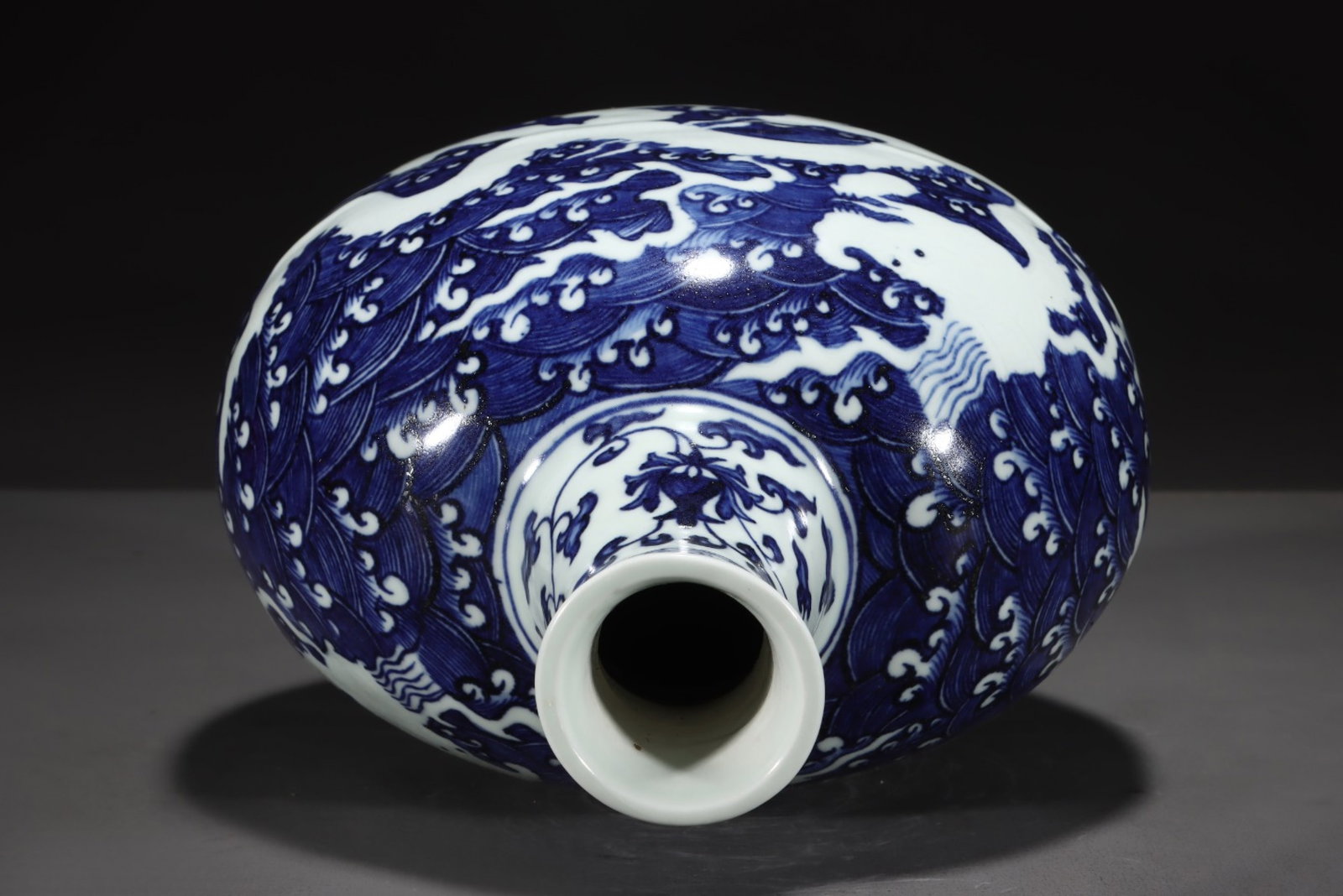 An Exquisite Blue and White Seawater Dragon Pattern Vase - 6