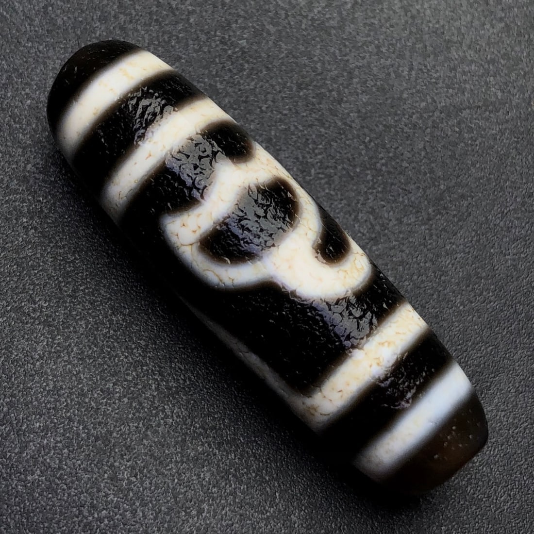 An Exquisite Dzi Bead Pendant: Estimated Value:520-1040 An Exquisite Dzi Bead Pendant,Size:38mmx11mmWeight:17.8g 天珠挂件