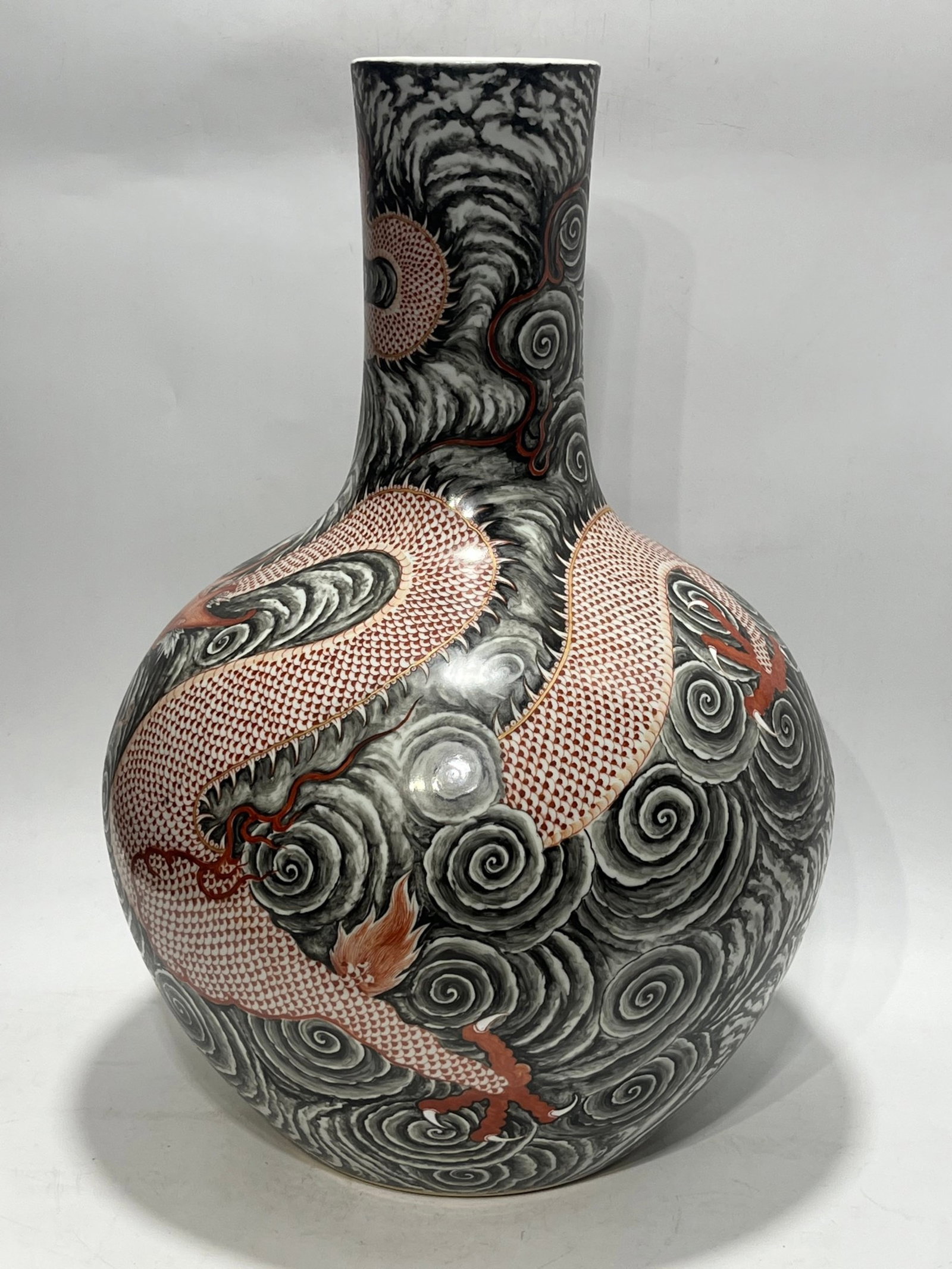 An Exquisite Famille-Rose Seawater and Dragon Pattern Vase - 3