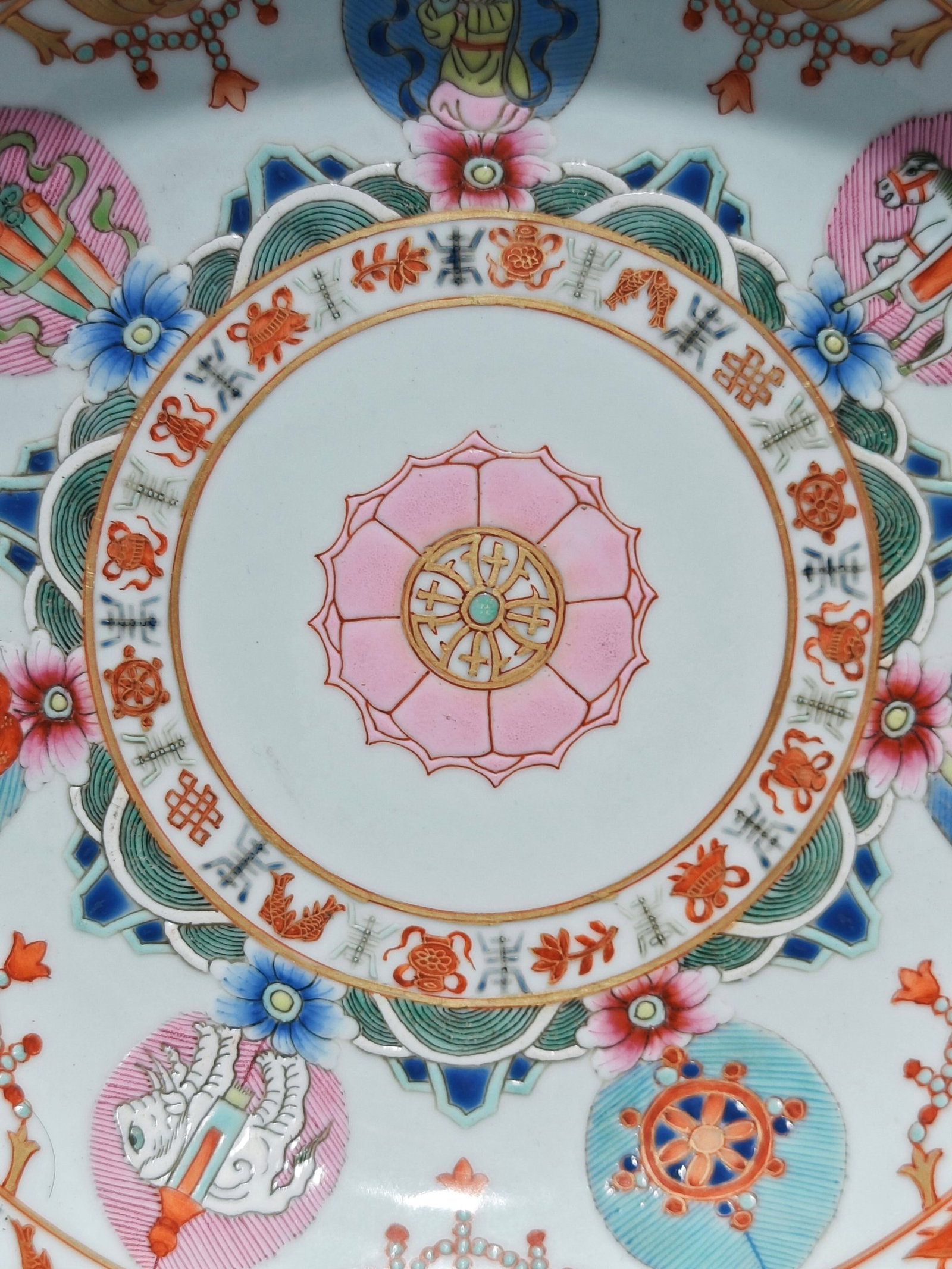 An Exquisite Famille-Rose Painted Gold Eight Treasures Pattern Plate - 2