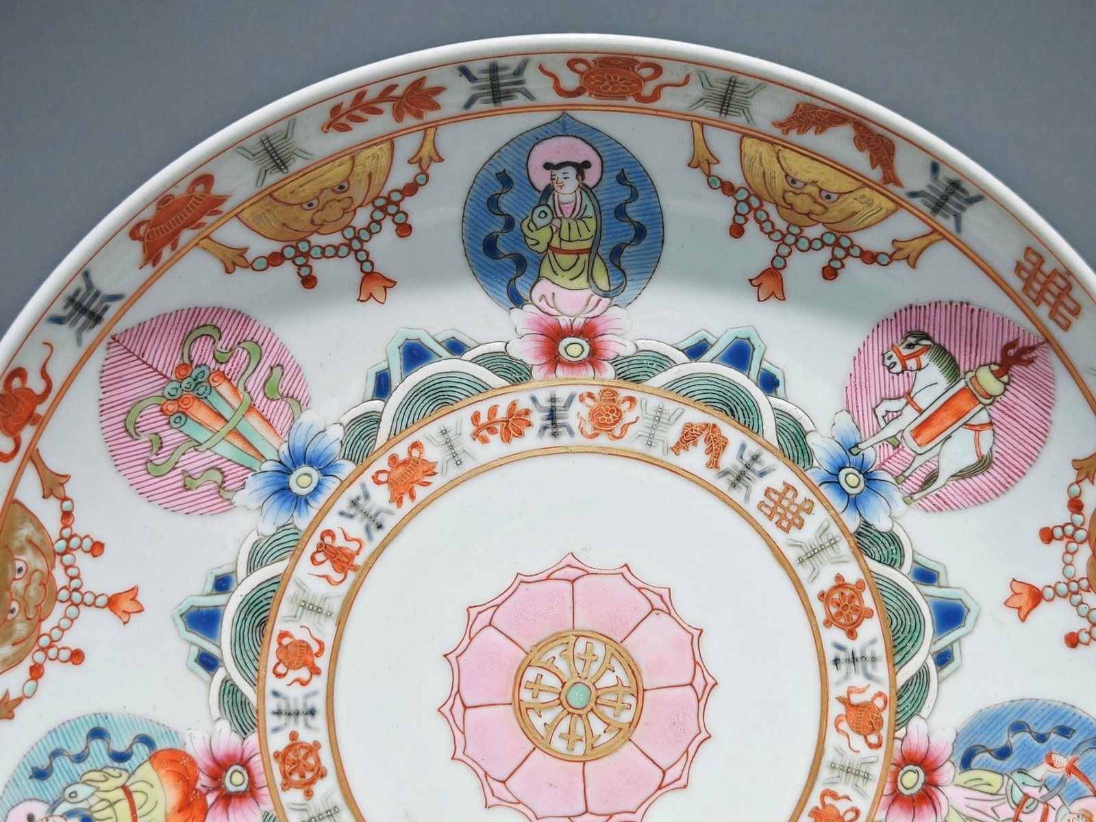 An Exquisite Famille-Rose Painted Gold Eight Treasures Pattern Plate - 5