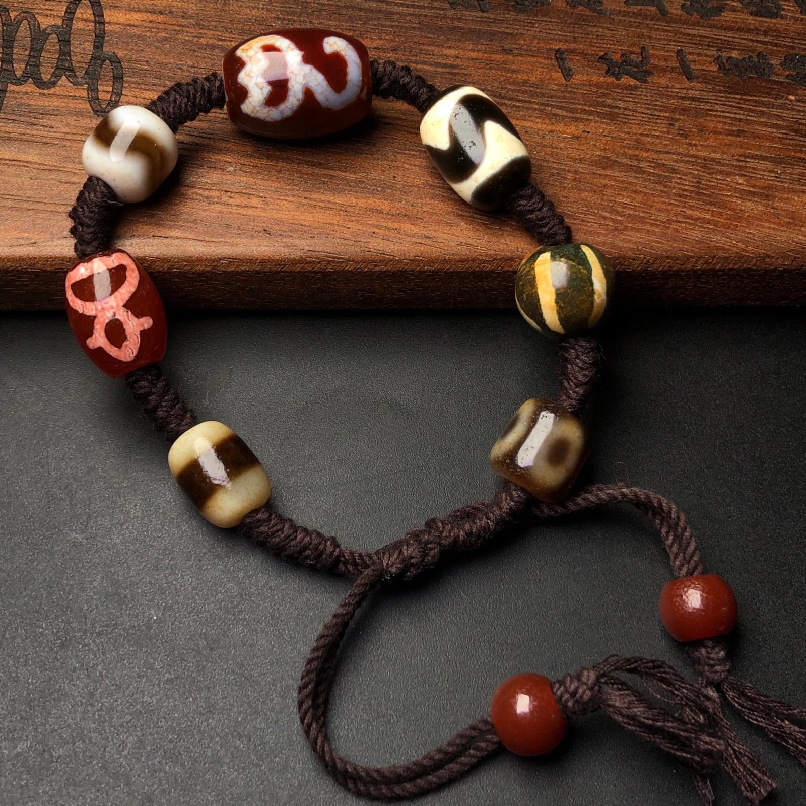 An Exquisite Dzi Bead Bracelets: Estimated Value:400-800 An Exquisite Dzi Bead Bracelets,Size:11mm,21mmx15mm 天珠手串