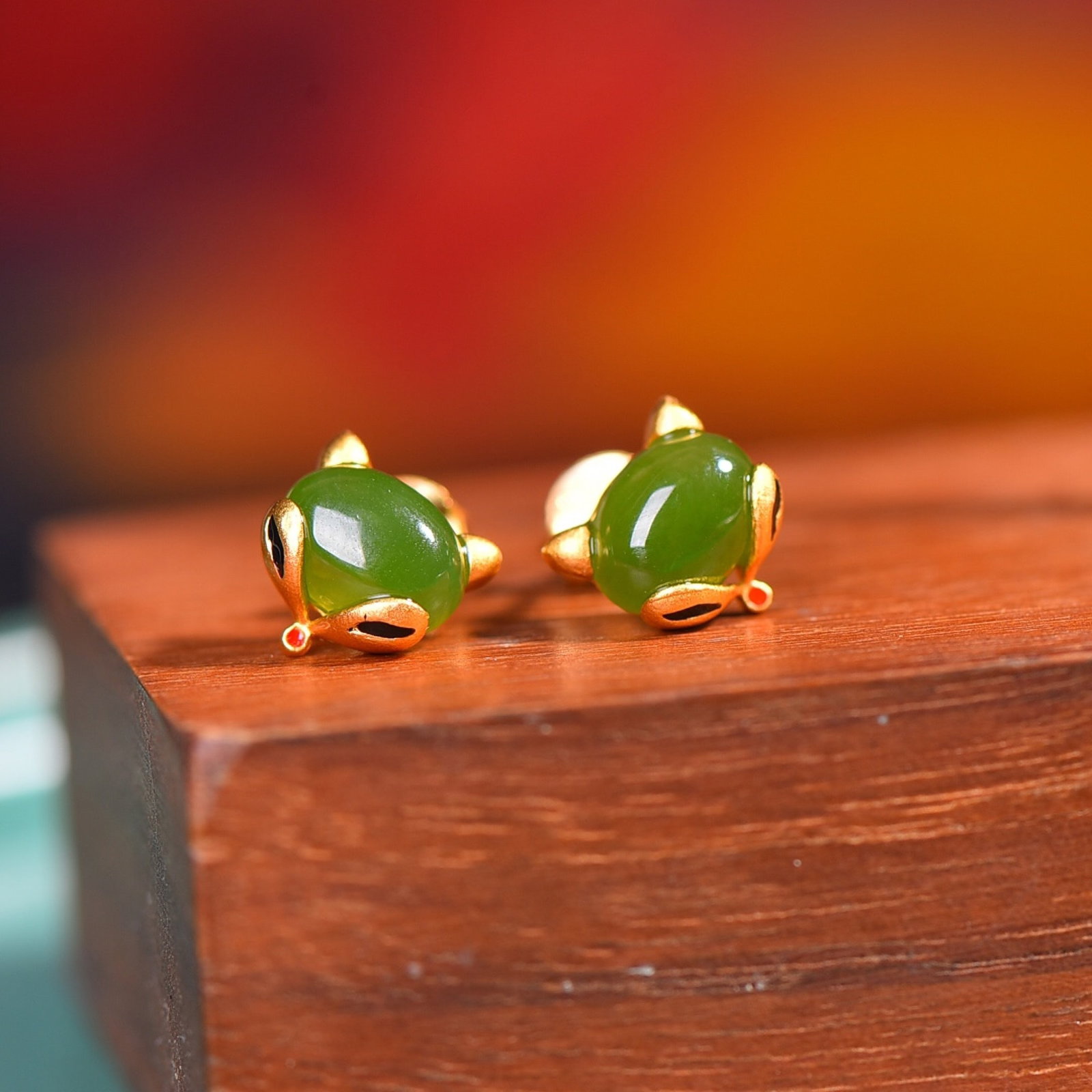 A Pair of Exquisite Sterling Silver-Gold Plated Inlaid Jasper Earrings: Estimated Value:300-600 A Pair of Exquisite Sterling Silver-Gold Plated Inlaid Jasper Earrings,Size:6mmx8mm 一对纯银镀金镶碧玉耳钉