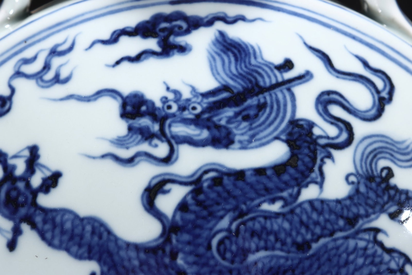 An Exquisite Blue and White Seawater Auspicious Cloud and Dragon Pattern Double-Ears Vase - 3