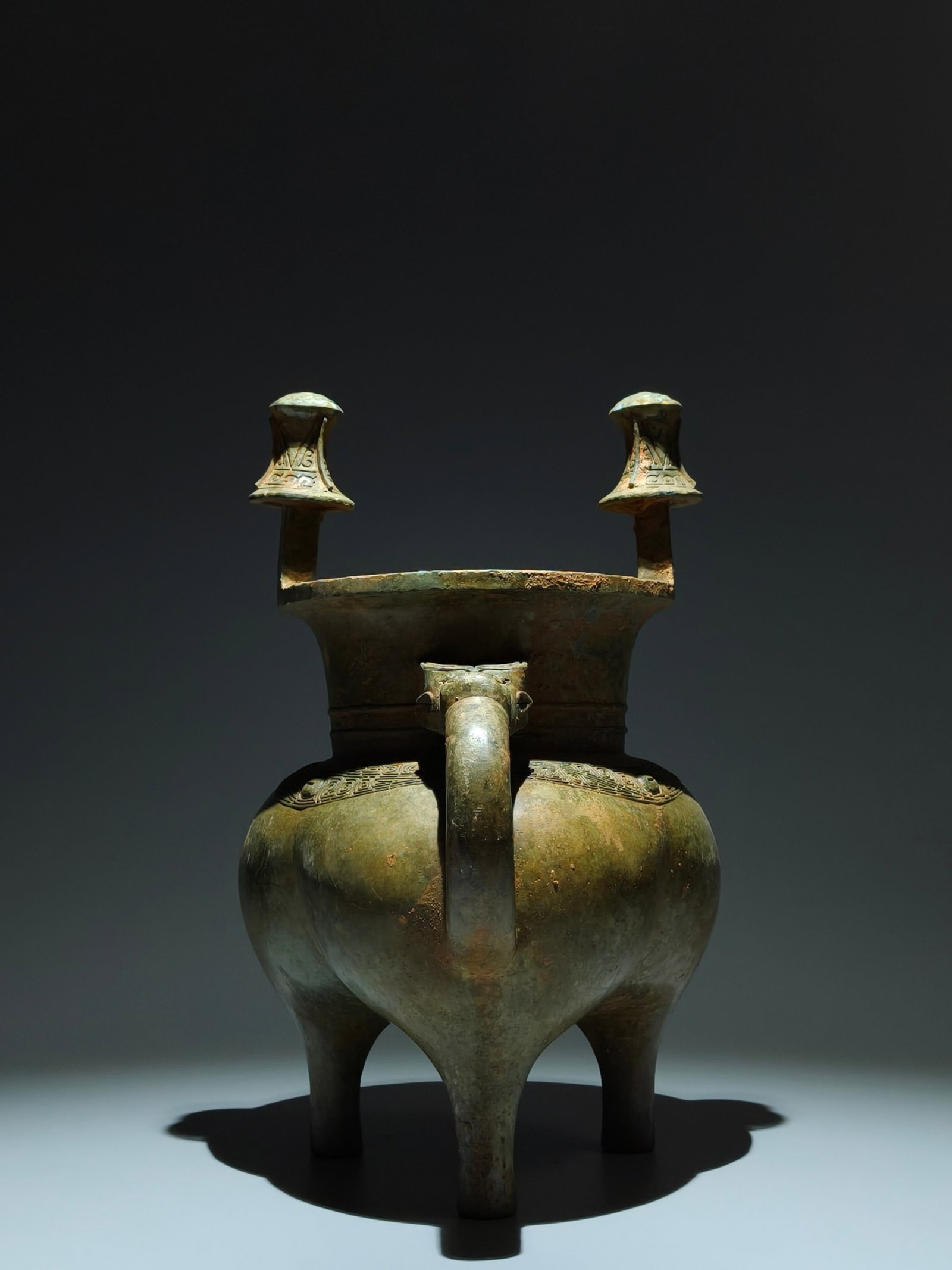 An Archaic Bronze Cloud and Thunder Pattern Double-Ears Tripod Libation Cup - 3