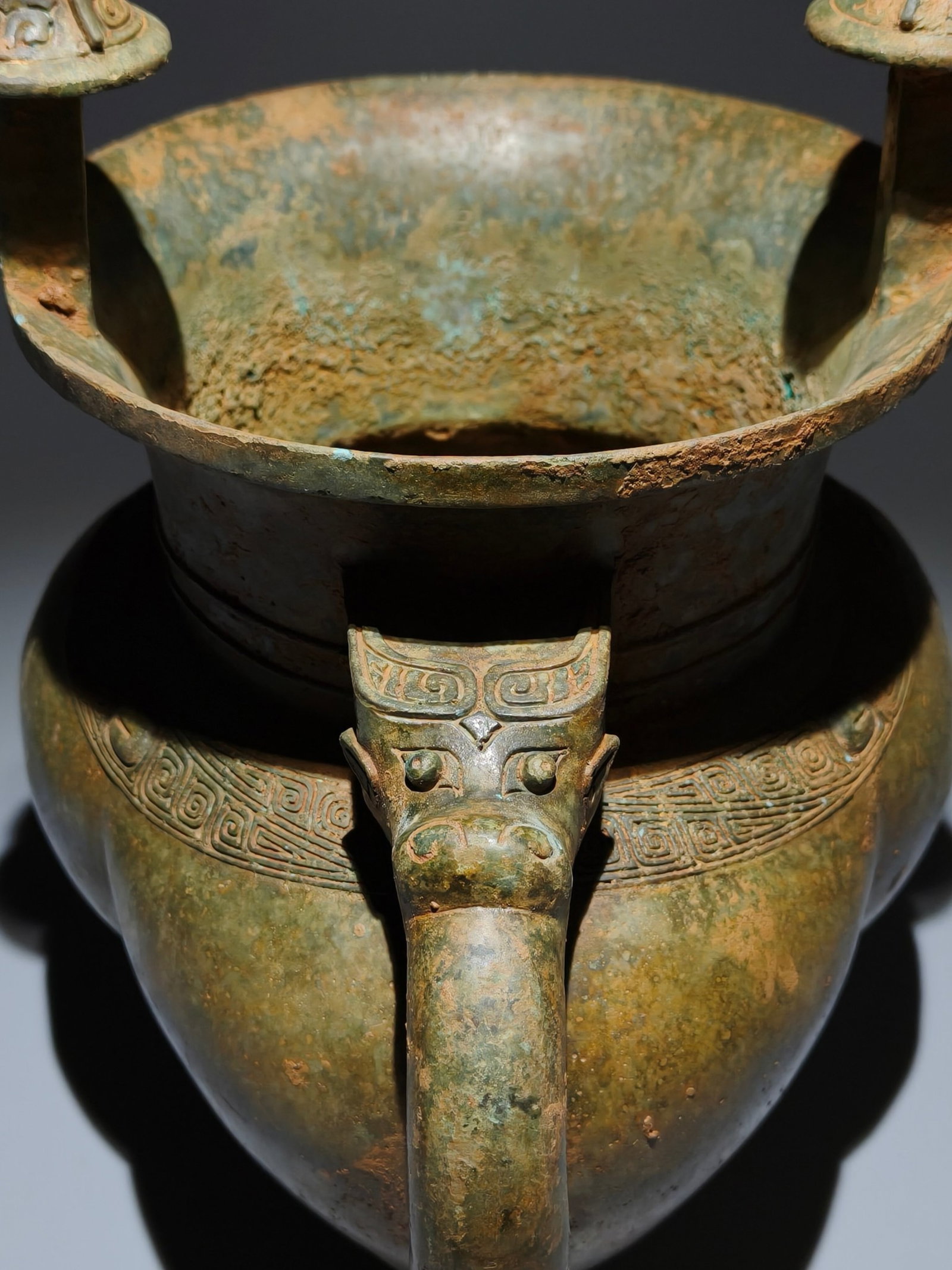 An Archaic Bronze Cloud and Thunder Pattern Double-Ears Tripod Libation Cup - 4