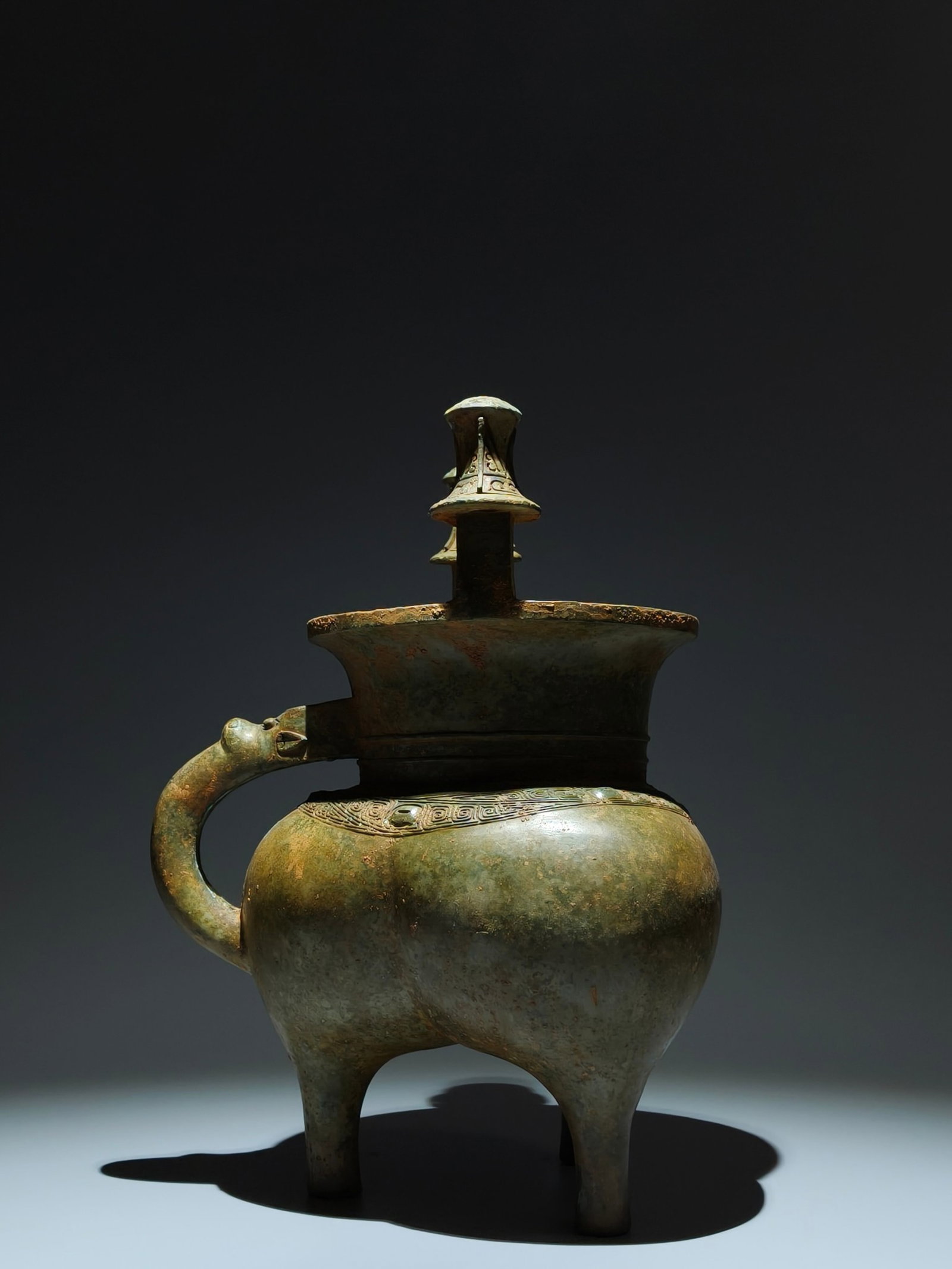 An Archaic Bronze Cloud and Thunder Pattern Double-Ears Tripod Libation Cup - 5
