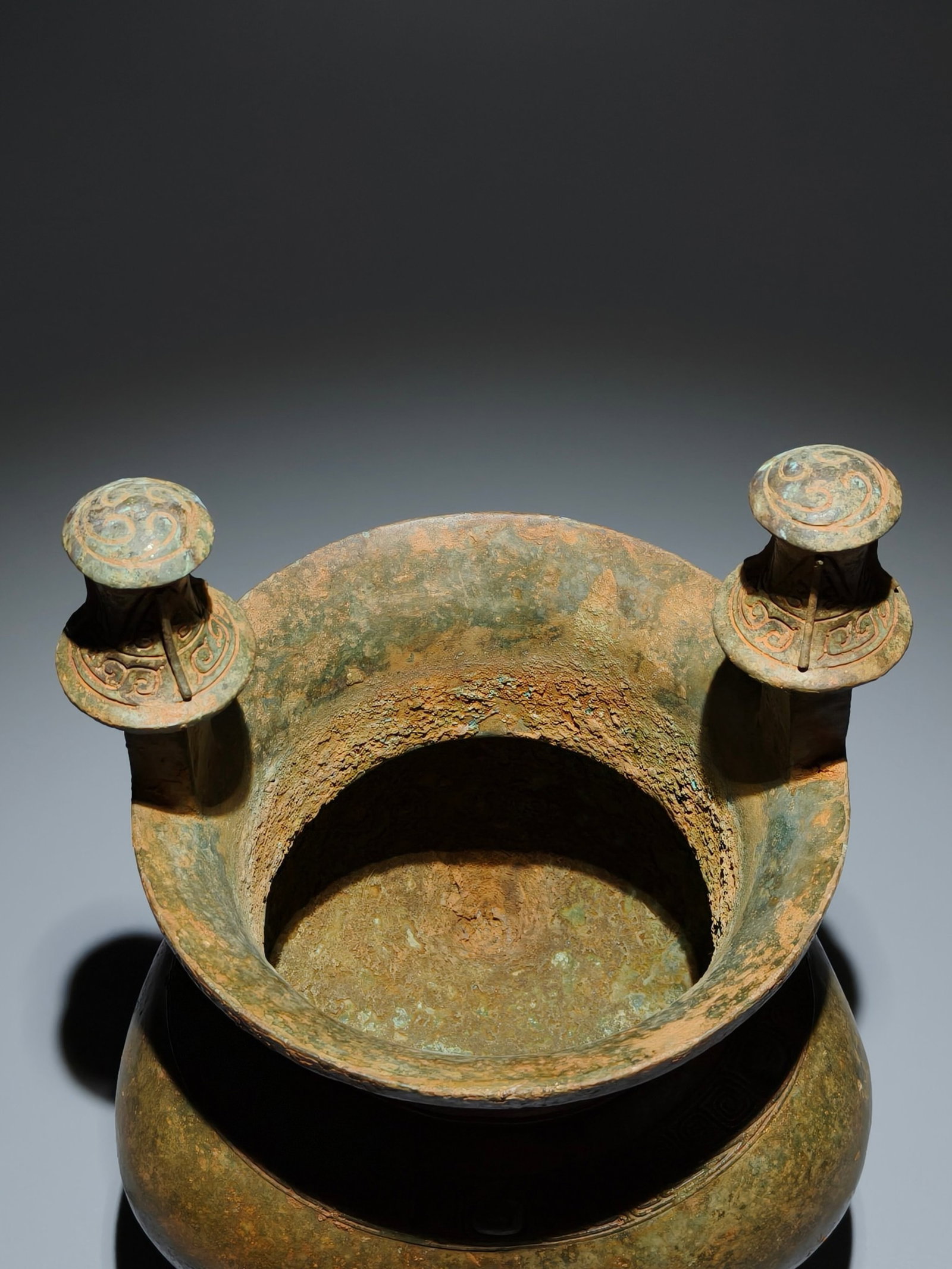 An Archaic Bronze Cloud and Thunder Pattern Double-Ears Tripod Libation Cup - 7