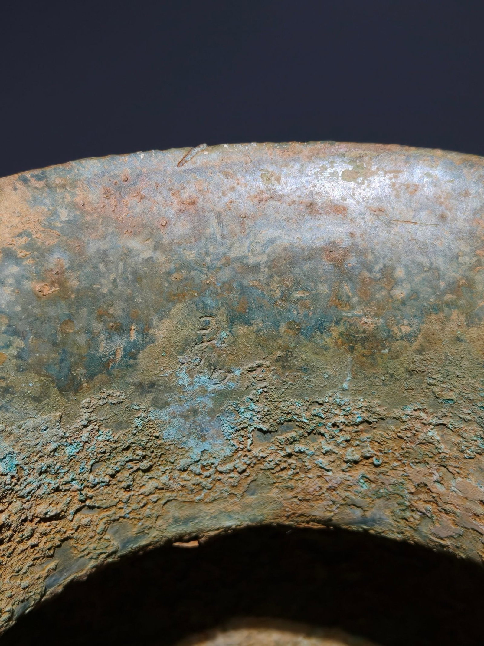 An Archaic Bronze Cloud and Thunder Pattern Double-Ears Tripod Libation Cup - 8