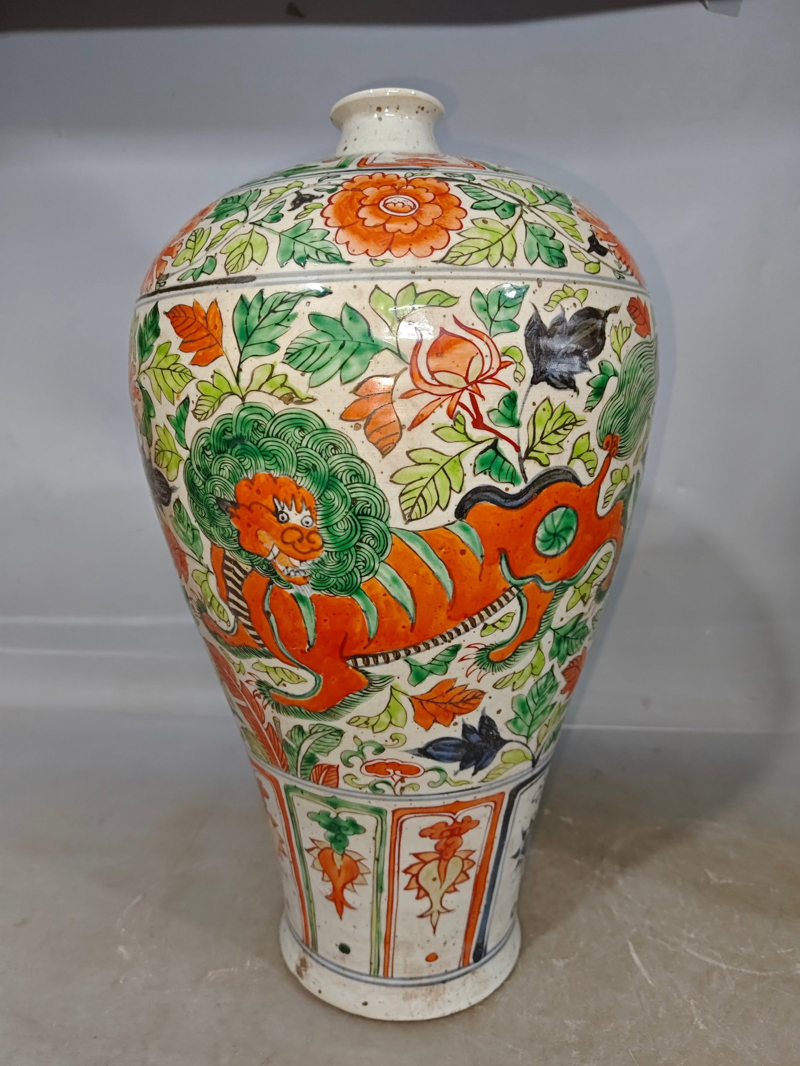 A Pair of Huge Blue and White Wucai Lotus and Lion Pattern Vases - 2