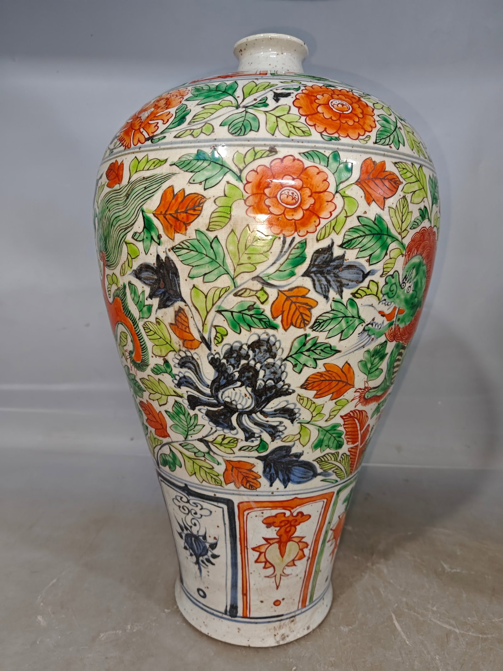 A Pair of Huge Blue and White Wucai Lotus and Lion Pattern Vases - 3