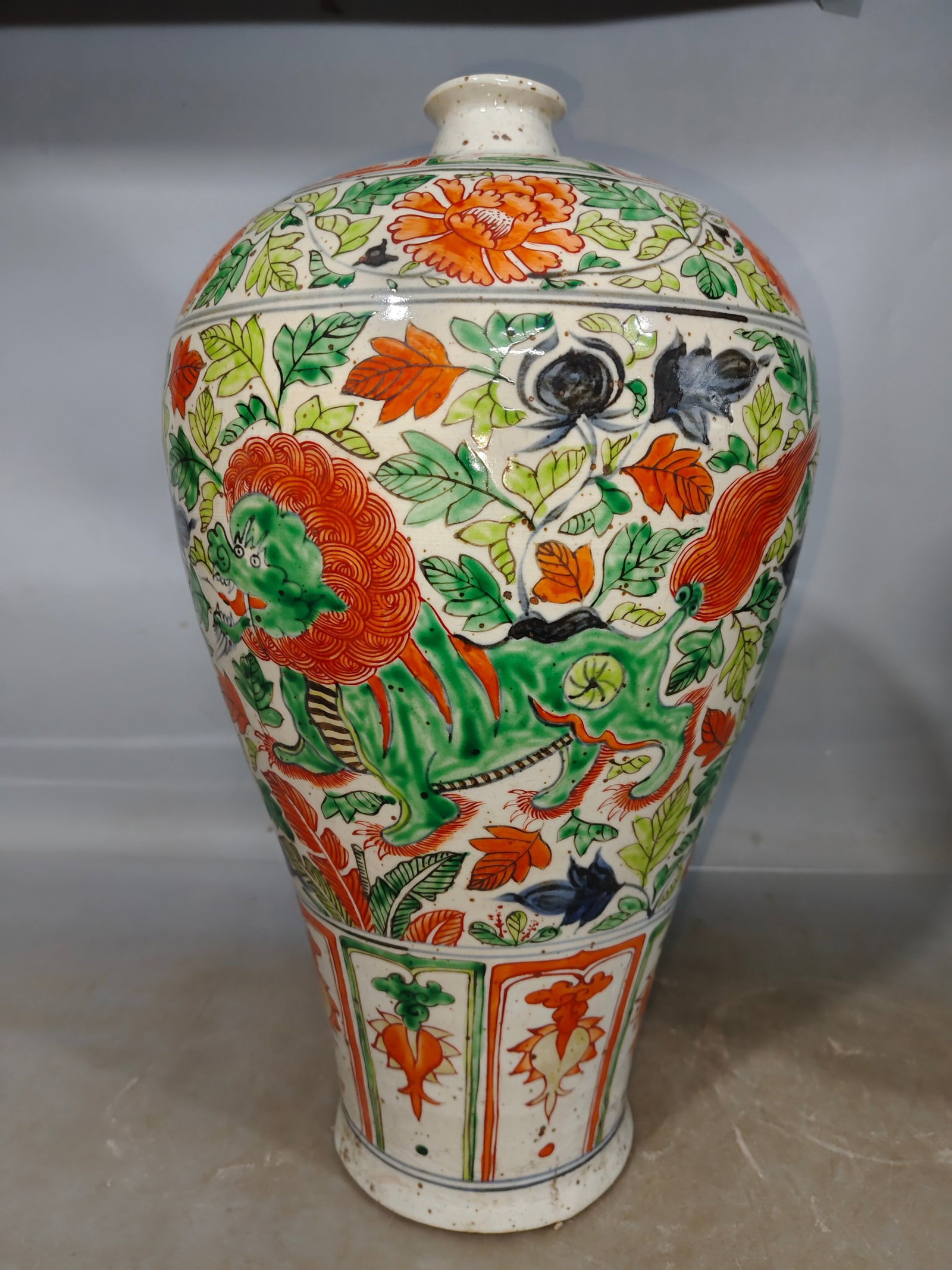 A Pair of Huge Blue and White Wucai Lotus and Lion Pattern Vases - 4