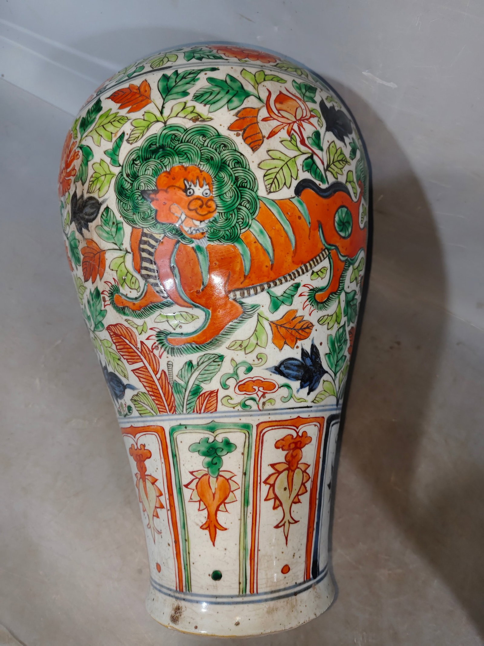 A Pair of Huge Blue and White Wucai Lotus and Lion Pattern Vases - 5
