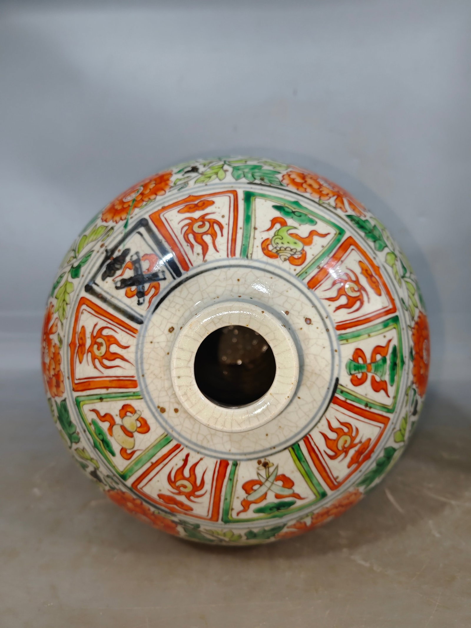 A Pair of Huge Blue and White Wucai Lotus and Lion Pattern Vases - 6