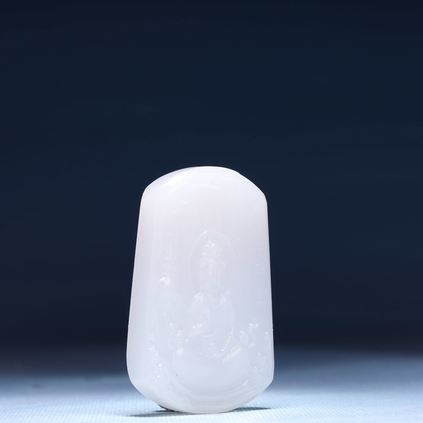 An Exquisite White Jade Statue of Avalokitesvara Pendant - 3