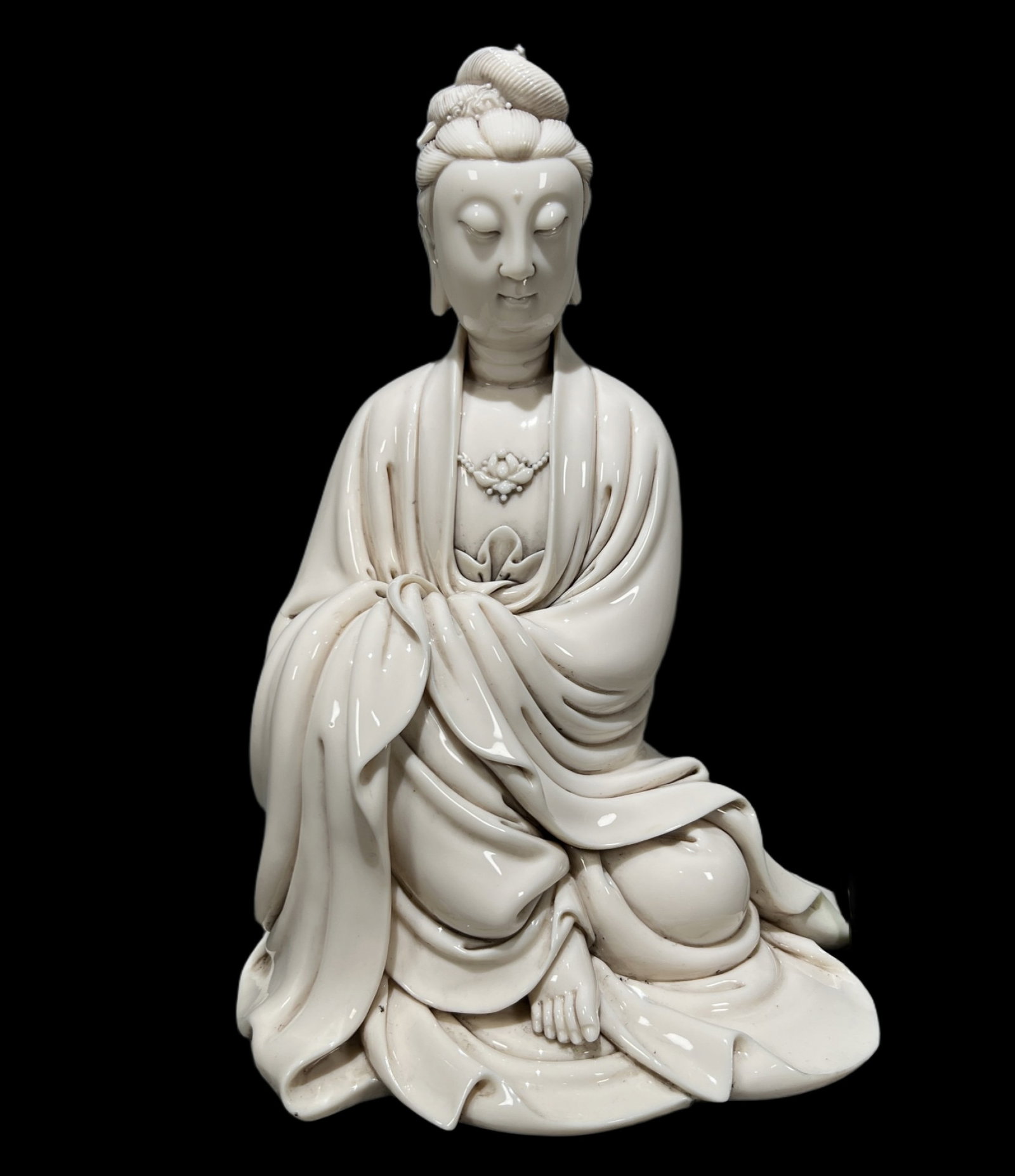 A Solemn Blance-De-Chine Statue of Avalokitesvara: Estimated Value:4000-8000 A Solemn Blance-De-Chine Statue of Avalokitesvara,Qing Dynasty, China,Size:13.2in 德化瓷观音像,中国清代