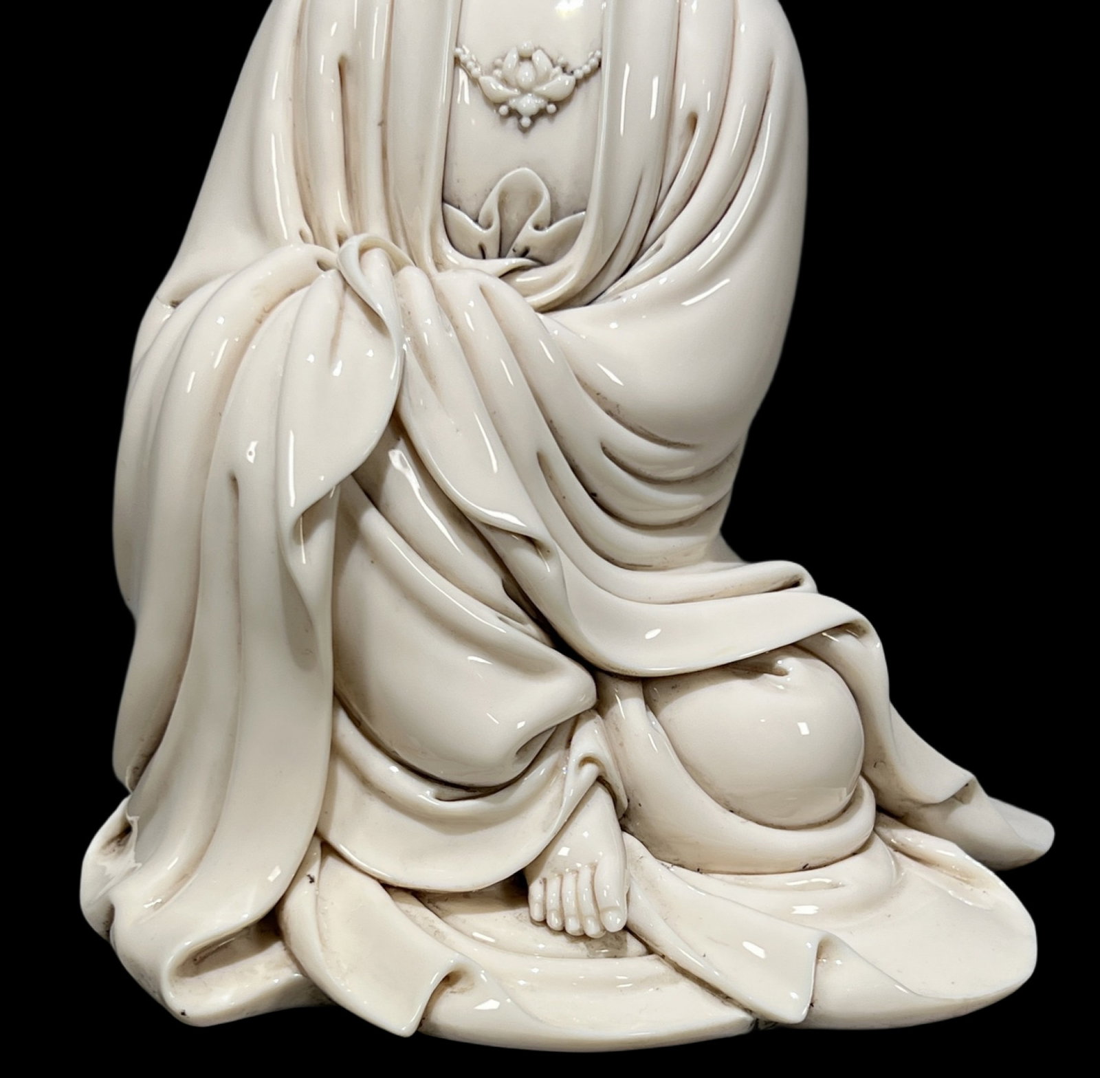 A Solemn Blance-De-Chine Statue of Avalokitesvara - 3
