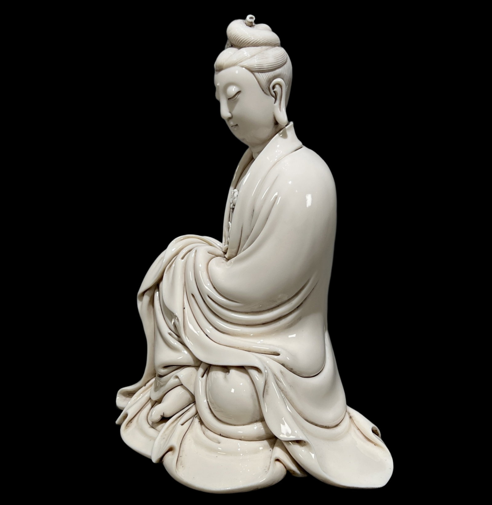 A Solemn Blance-De-Chine Statue of Avalokitesvara - 4