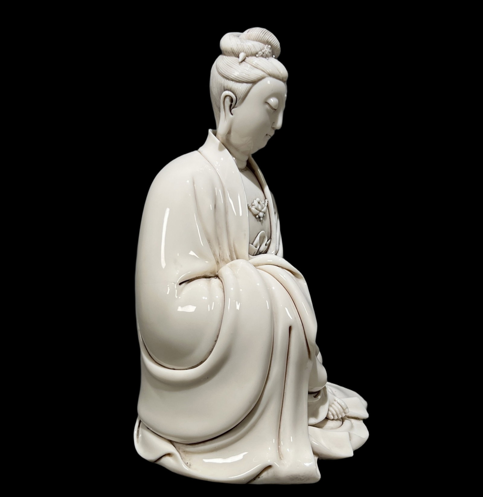 A Solemn Blance-De-Chine Statue of Avalokitesvara - 7