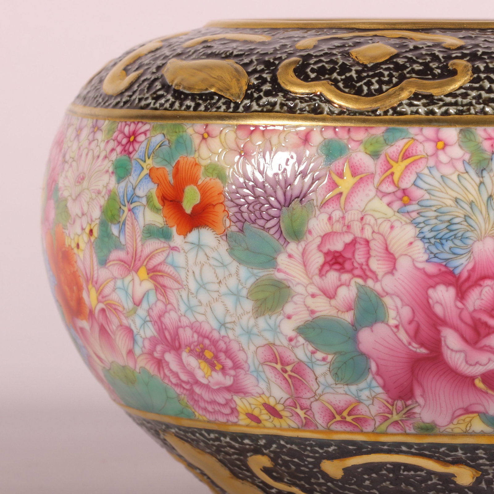 An Exquisite Famille-Rose Painted Gold Flower Pattern Water Pot - 2