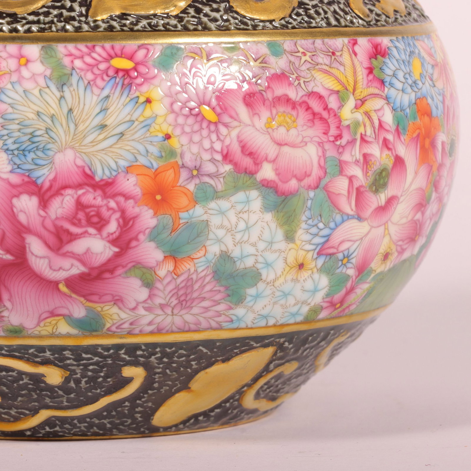 An Exquisite Famille-Rose Painted Gold Flower Pattern Water Pot - 3