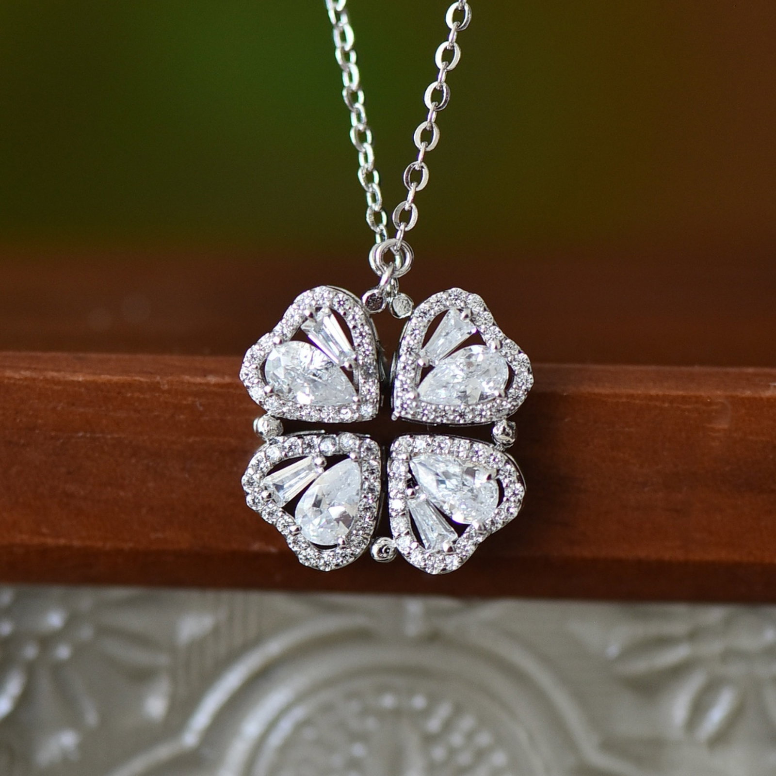 An Exquisite Sterling Silver Inlaid Diamond Pendant: Estimated Value:200-400 An Exquisite Sterling Silver Inlaid Diamond Pendant, 纯银镶钻石吊坠