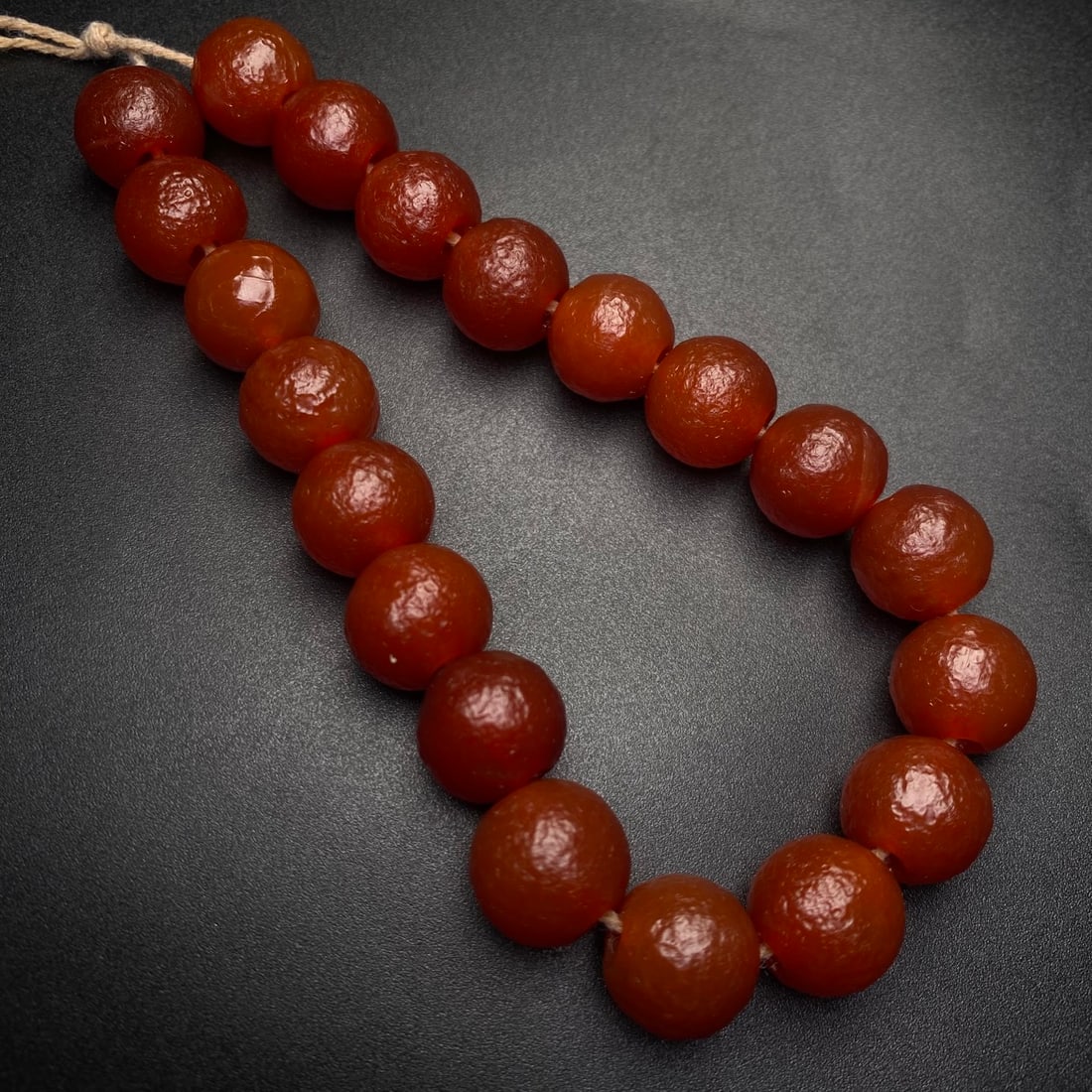 An Exquisite Agate Bracelets: Estimated Value:200-400 An Exquisite Agate Bracelets,Size:13mm 玛瑙手串