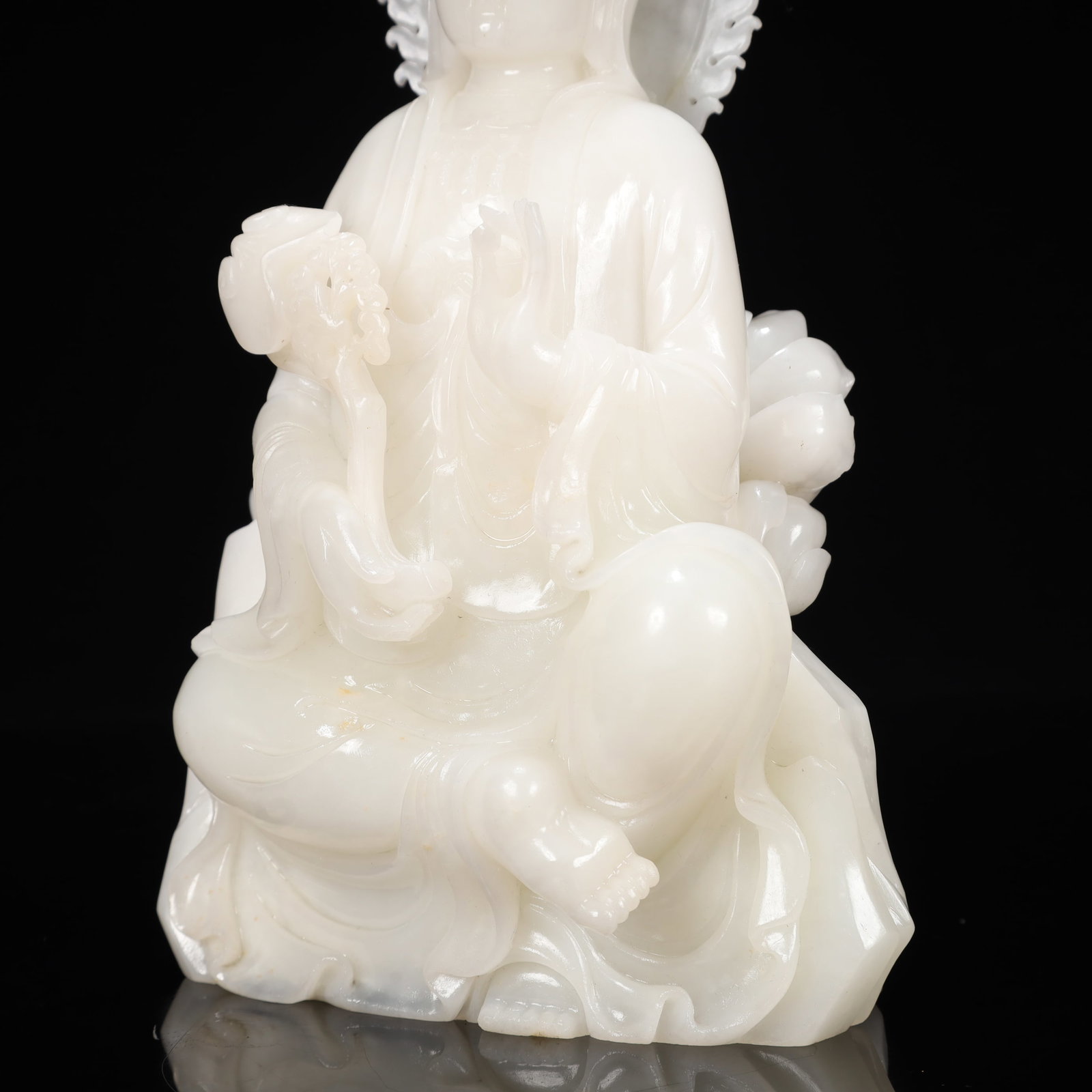 A Rare White Jade Statue of Avalokitesvara - 6