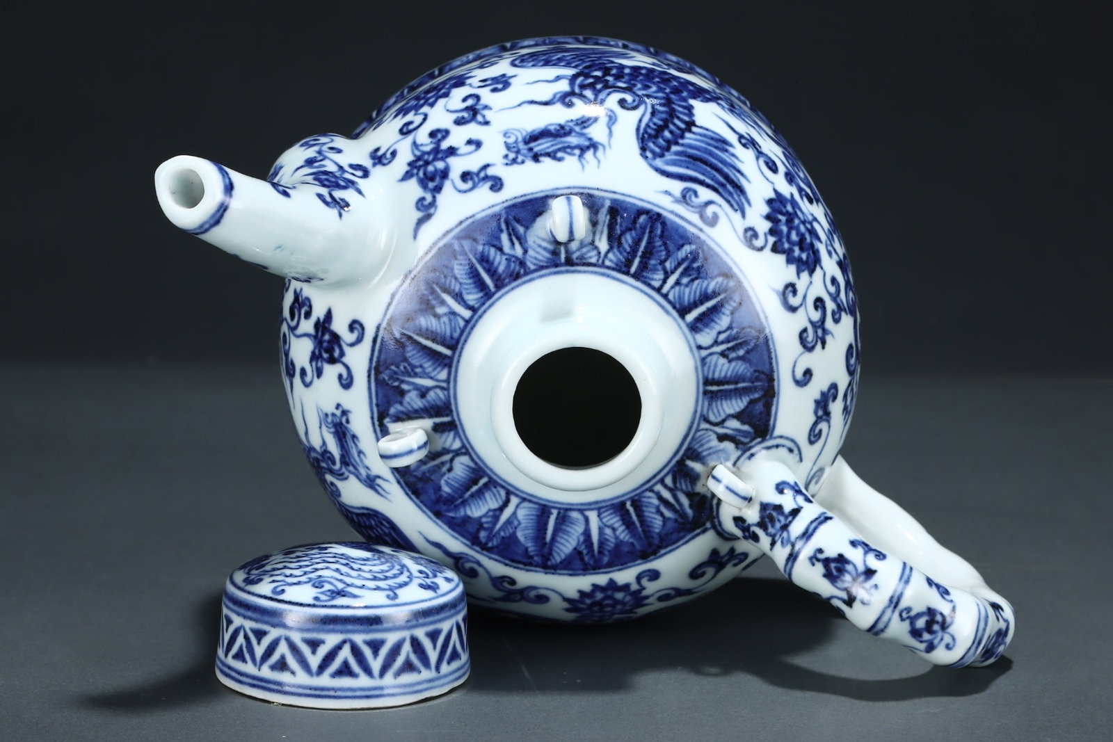 An Exquisite Blue and White Lotus and Phoenix Pattern Ewer - 7
