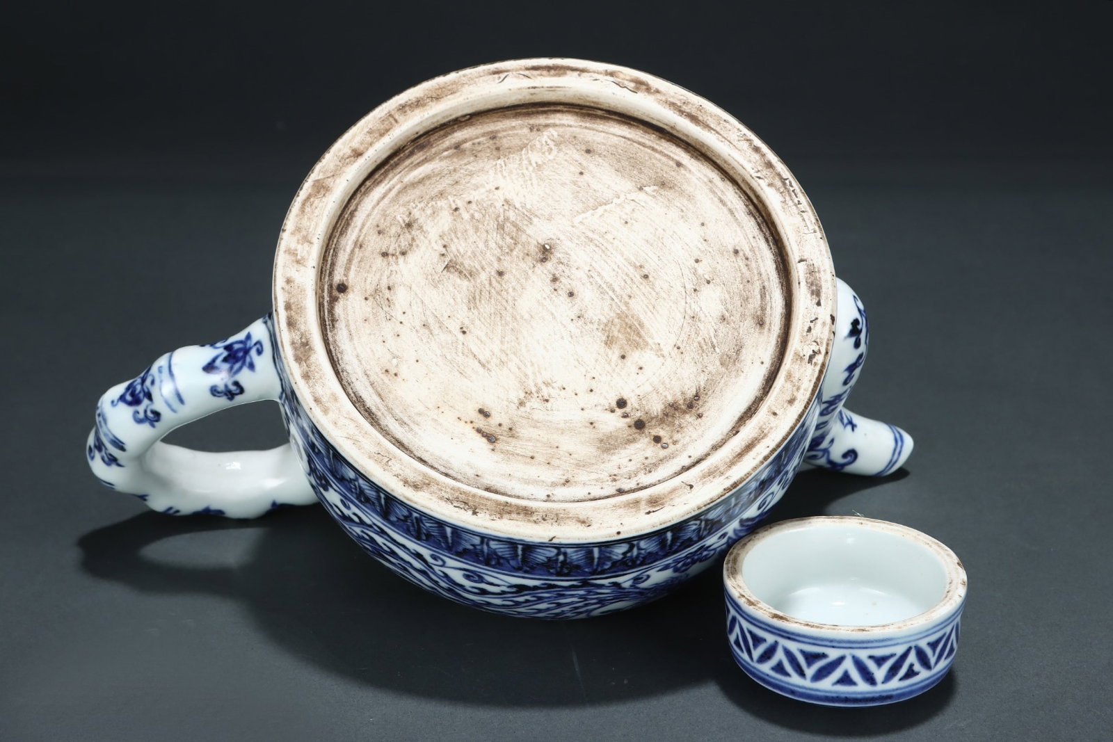 An Exquisite Blue and White Lotus and Phoenix Pattern Ewer - 8