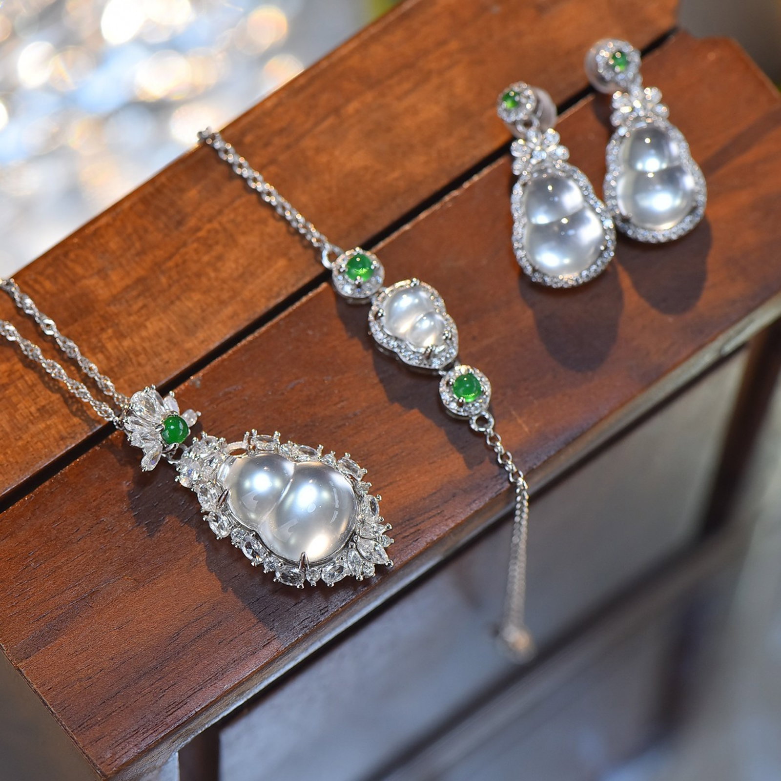 A Set of Fine Sterling Silver Inlaid Jadeite Gourd Jewelrys,Inlaid Diamond With Jasper: Estimated Value:800-1600 A Set of Fine Sterling Silver Inlaid Jadeite Gourd Jewelrys,Inlaid Diamond With Jasper,Size:(Pendant)12mmx16mm,(Earrings)10mmx10mm,(Bracelets)6mmx8mm