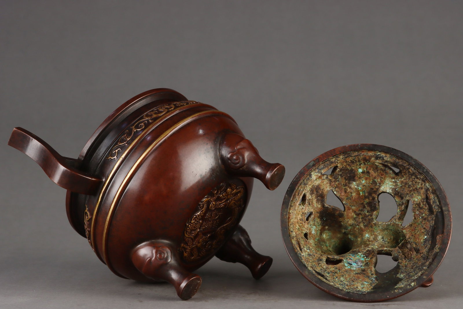 An Exquisite Gilt Bronze Dragon Pattern Double-Ears Tripod Censer,With Phoenix Cover - 7