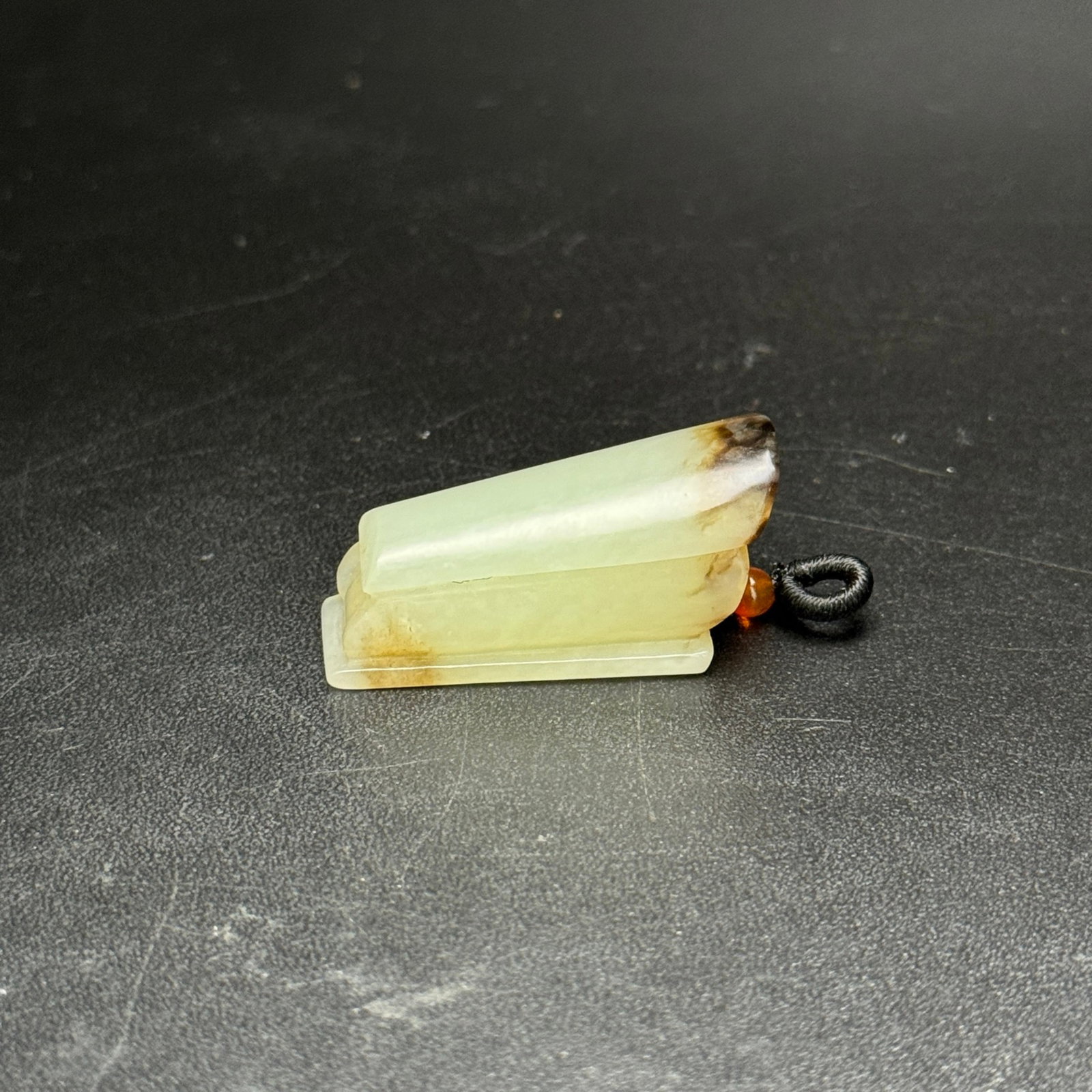 An Exquisite White Jade Coffin-Shaped Pendant - 3
