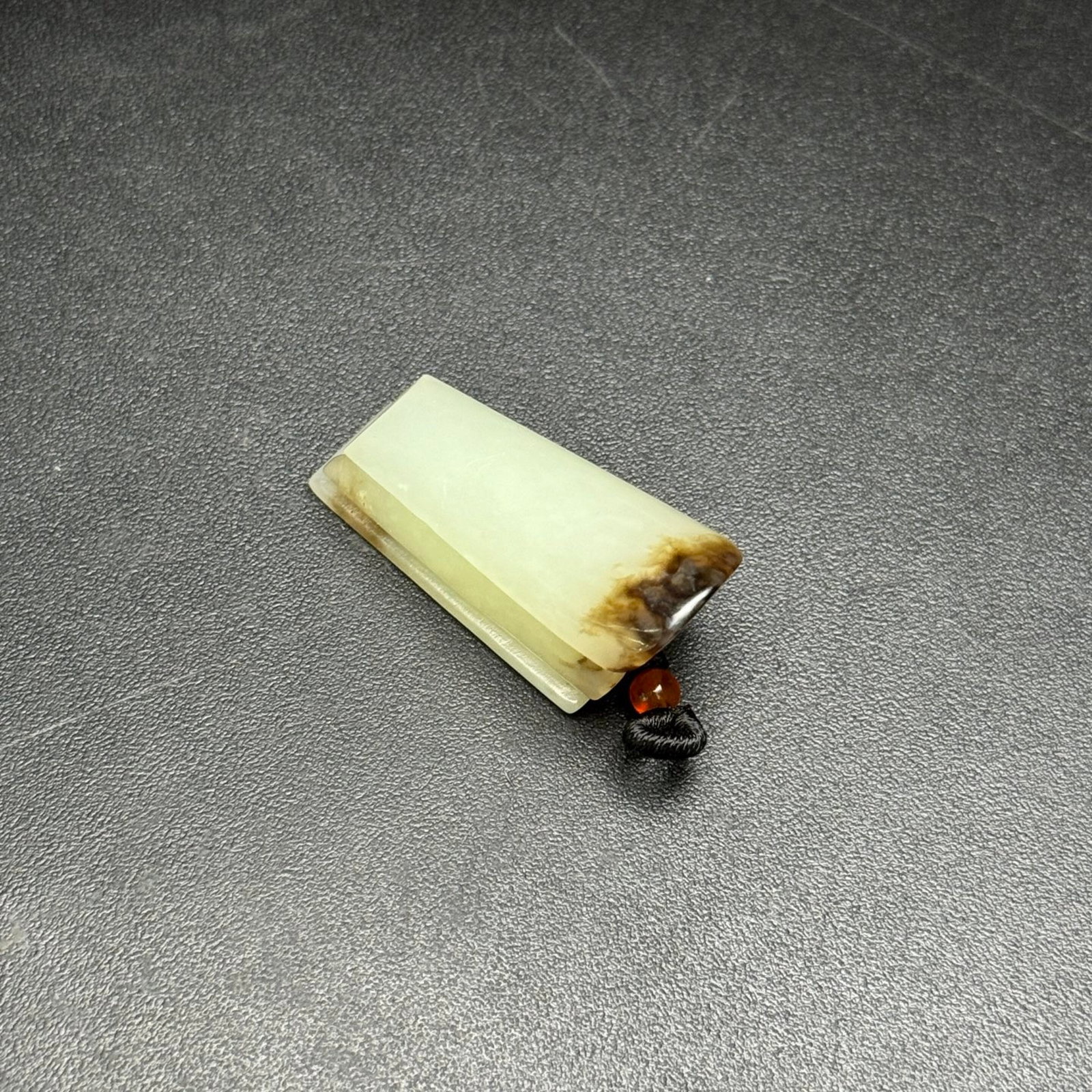 An Exquisite White Jade Coffin-Shaped Pendant - 6