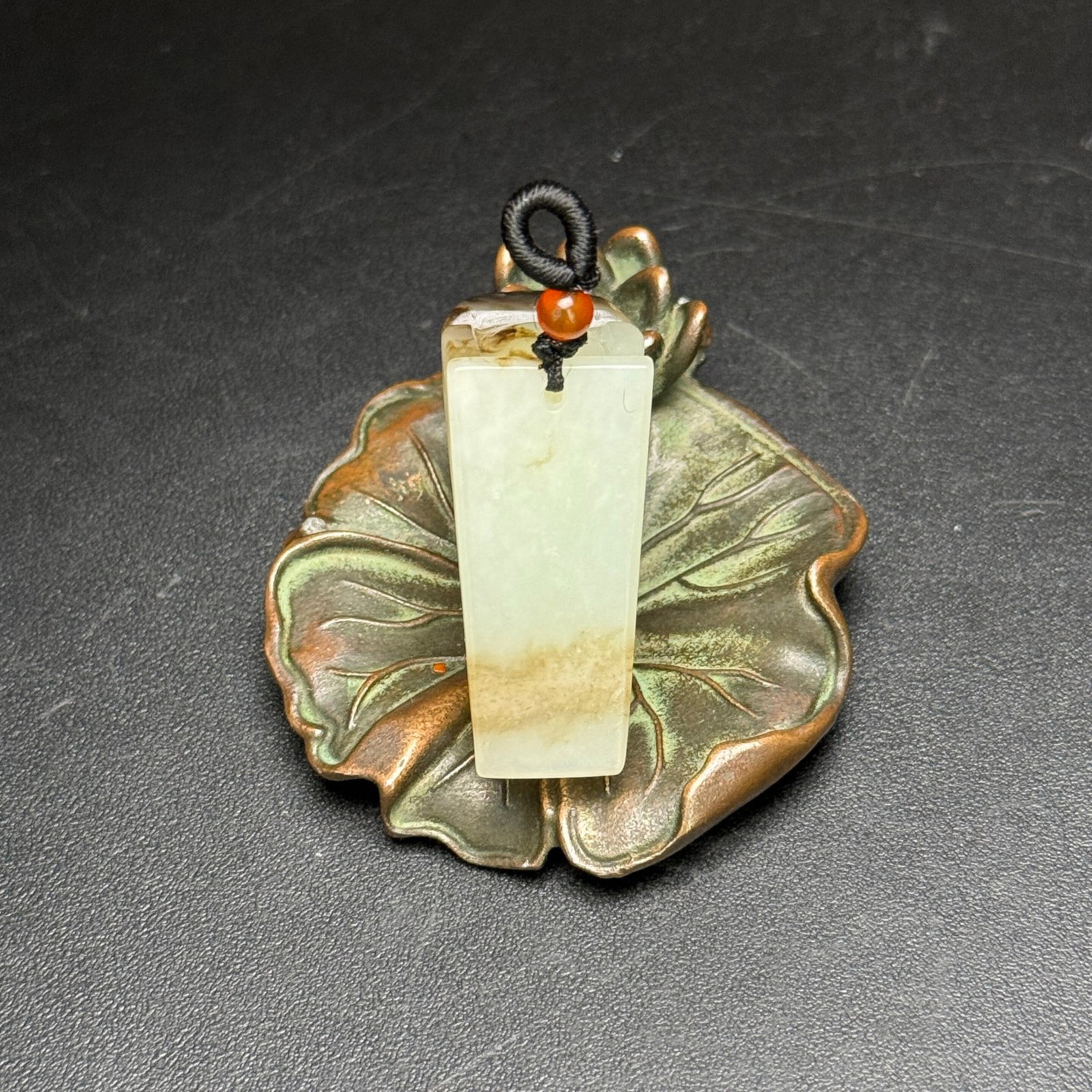 An Exquisite White Jade Coffin-Shaped Pendant - 7